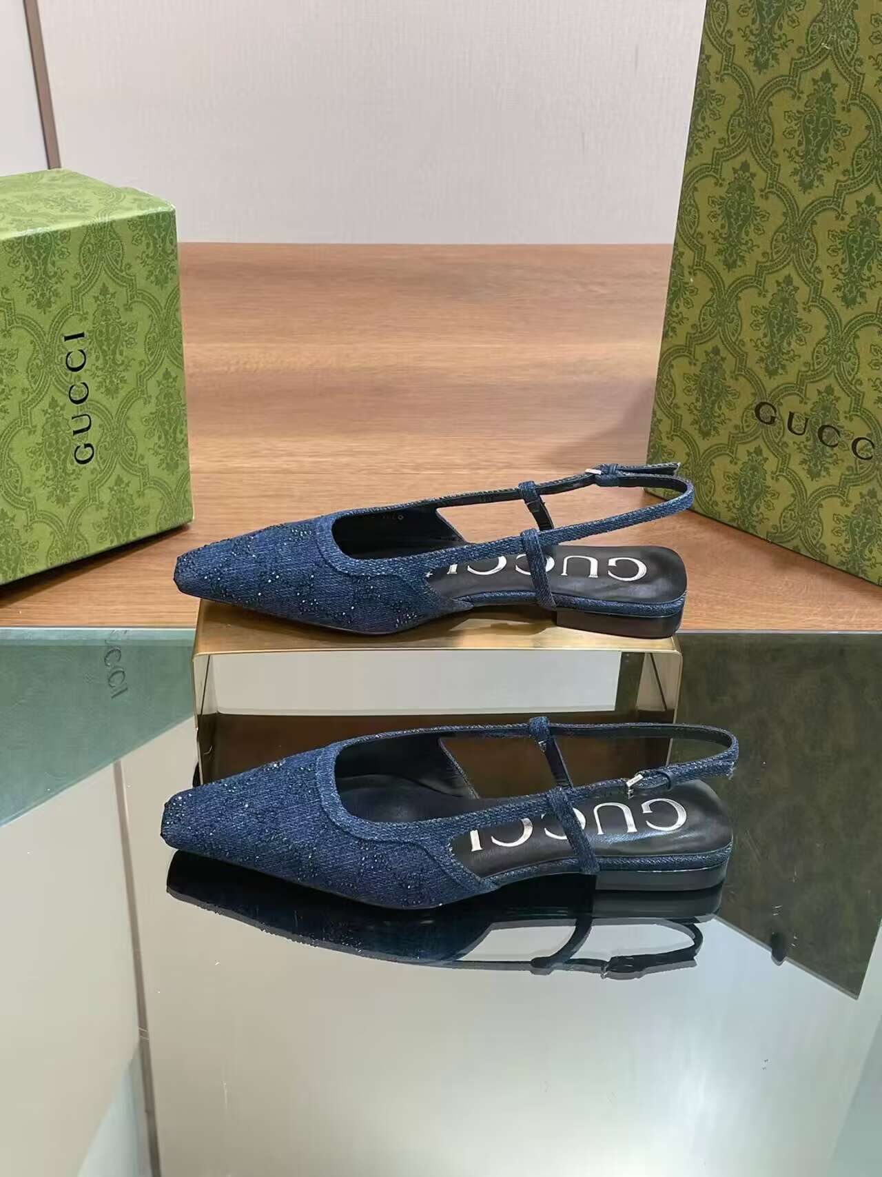 G*u*i heels