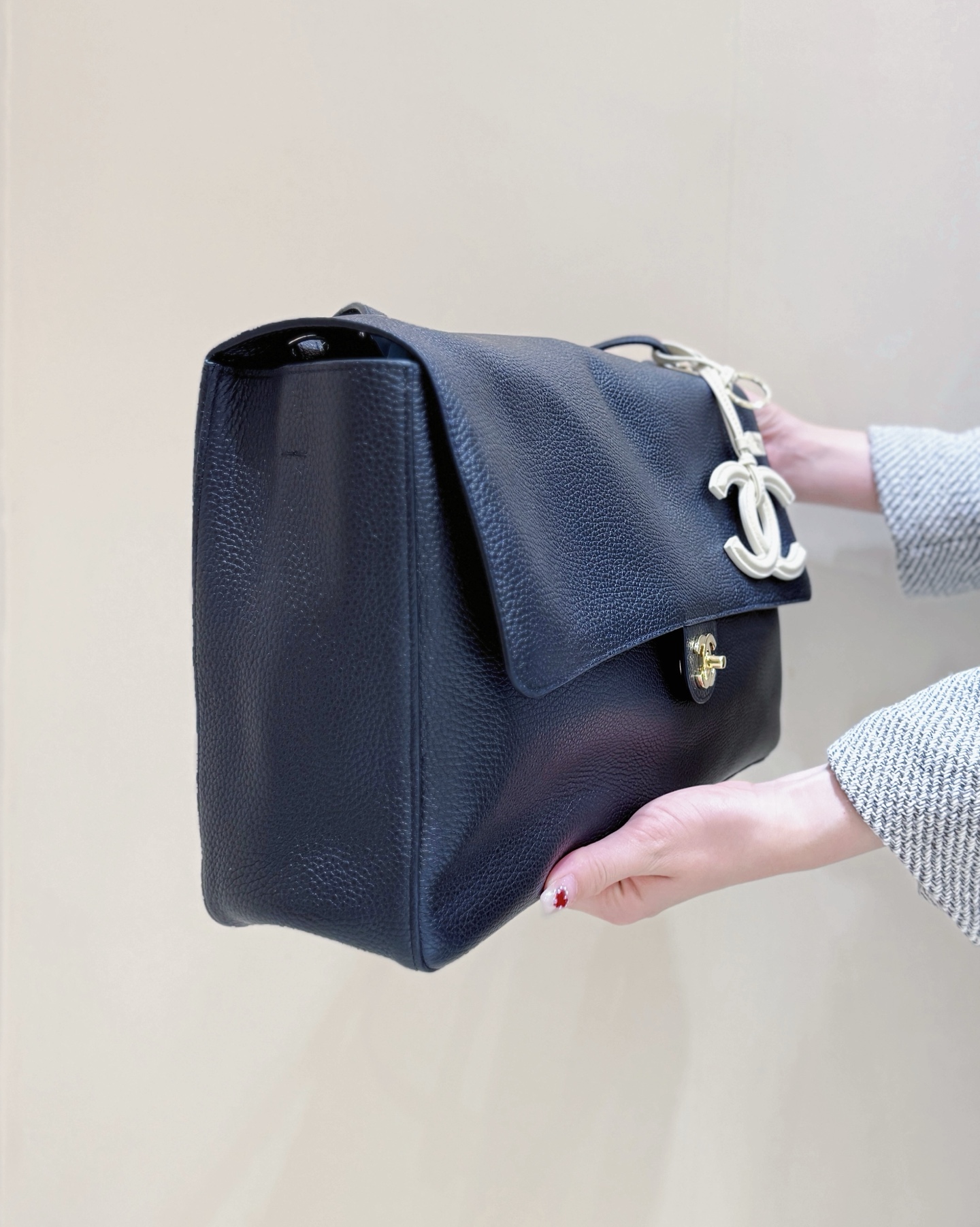 Ch@nel Maxi Flapbag , Grained Calfskin & Silver-Tone Metal, lLight-26*38.5*11CM