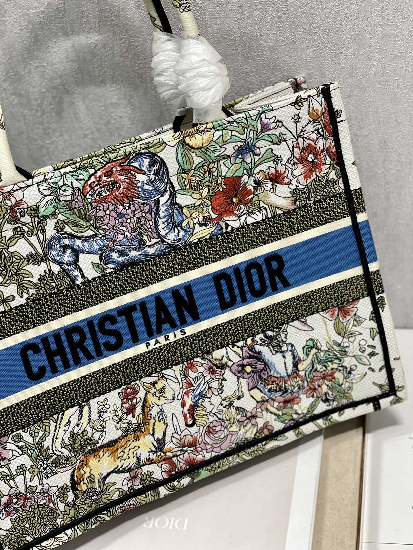 D*or book tote