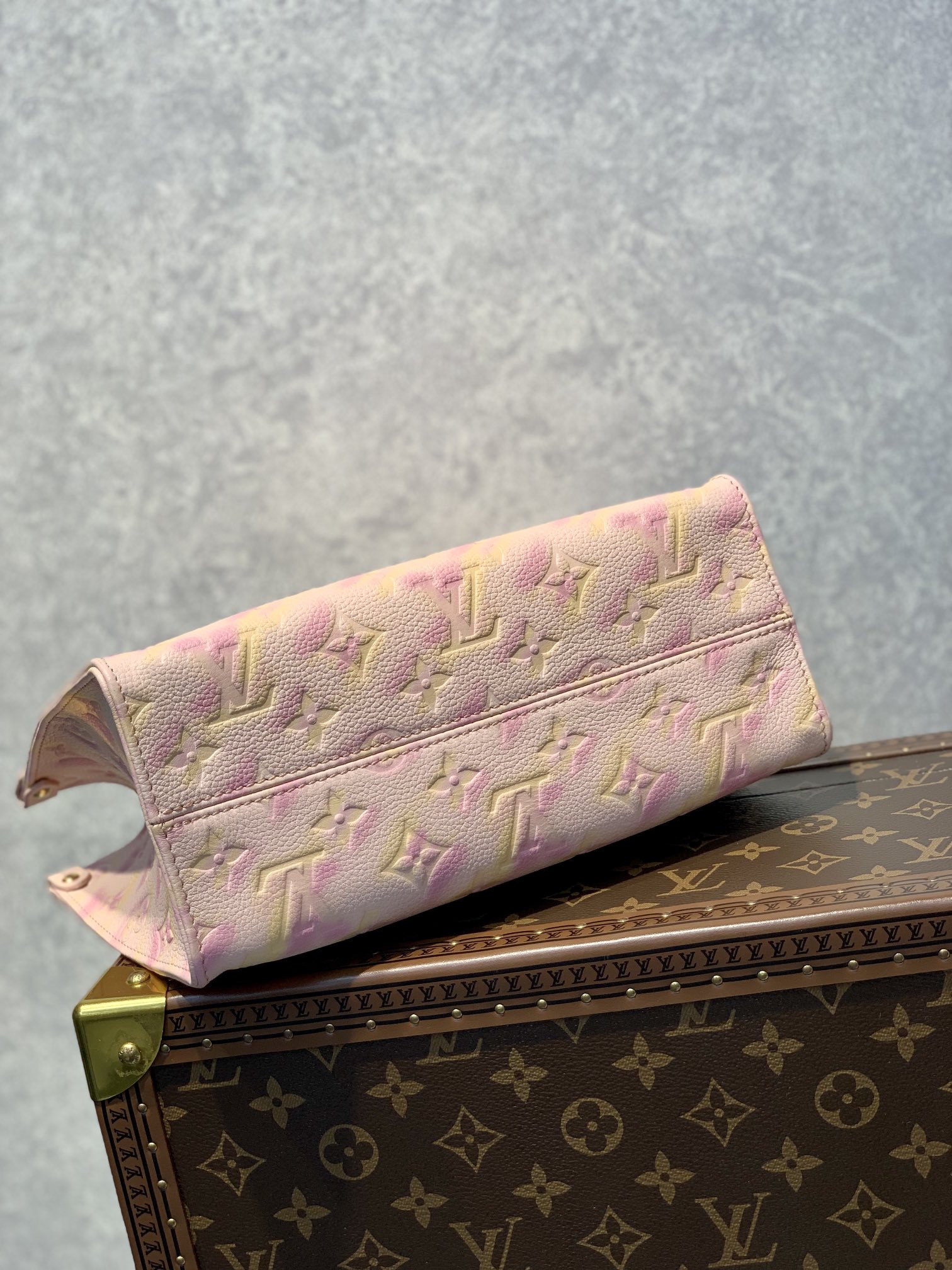 l0*is V*t0n onthego handbag-25*19*11.5 cm