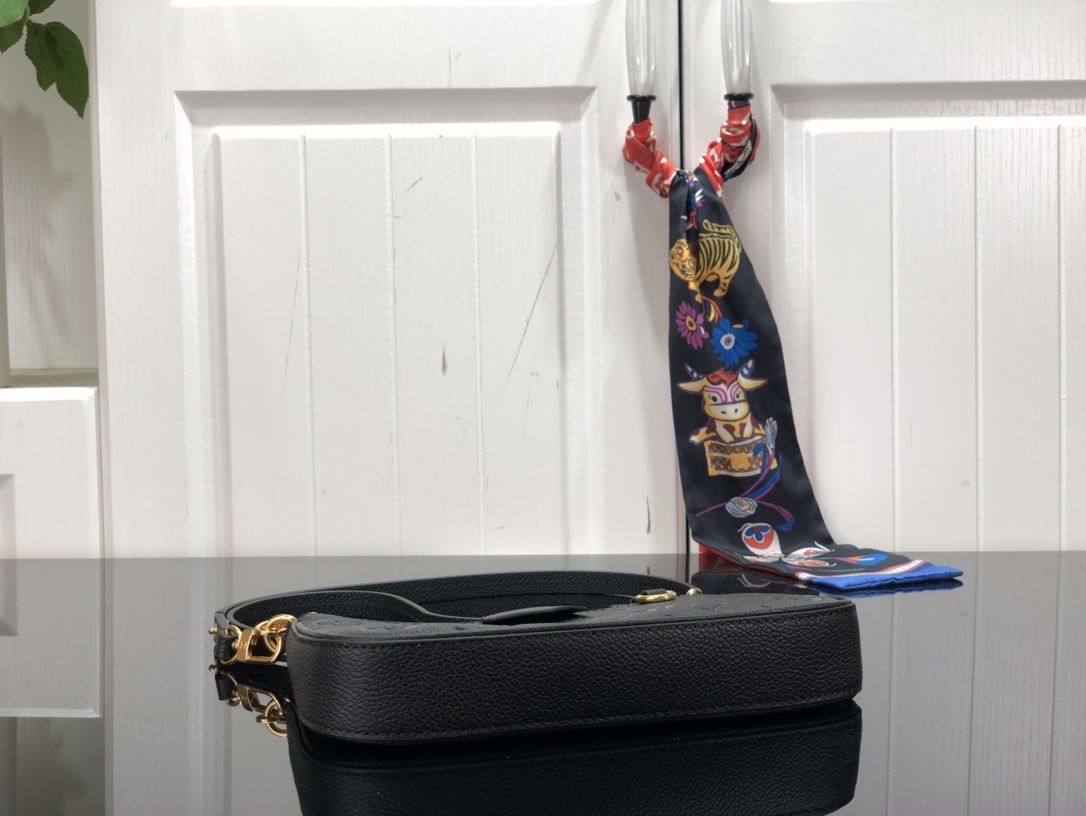 l0*is V*t0n easy pouch on strap-19x11.5x3cm