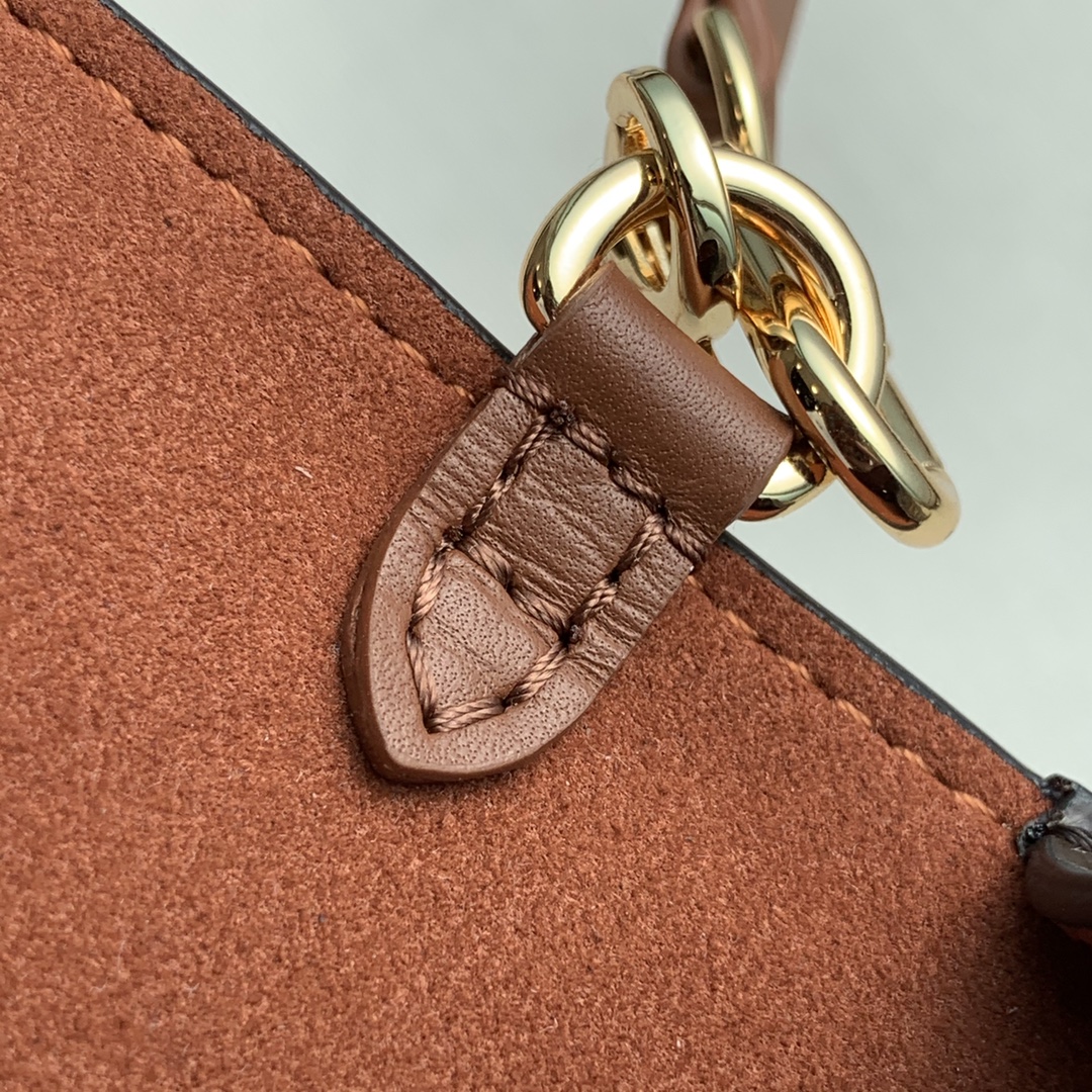 l0*is V*t0n padlock on strap-19x11×3cm