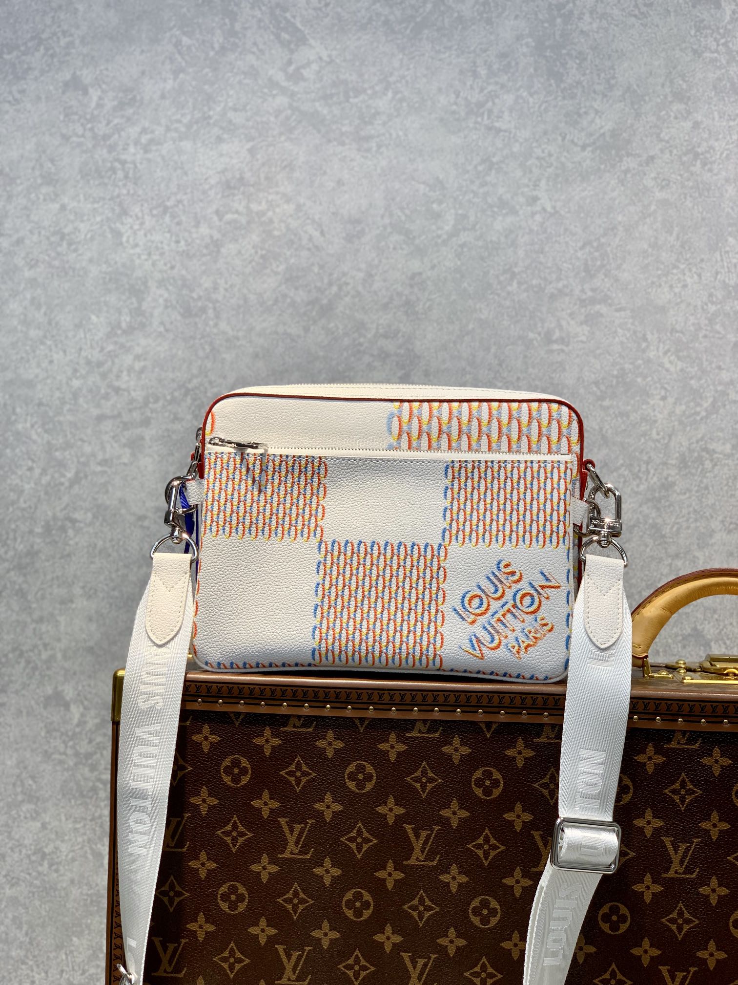 l0*is V*t0ntrio handbag-25*18.5*7cm