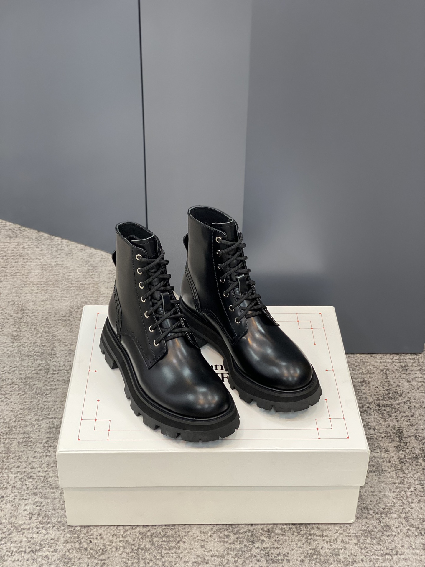 A1exa*der m*q*en boots