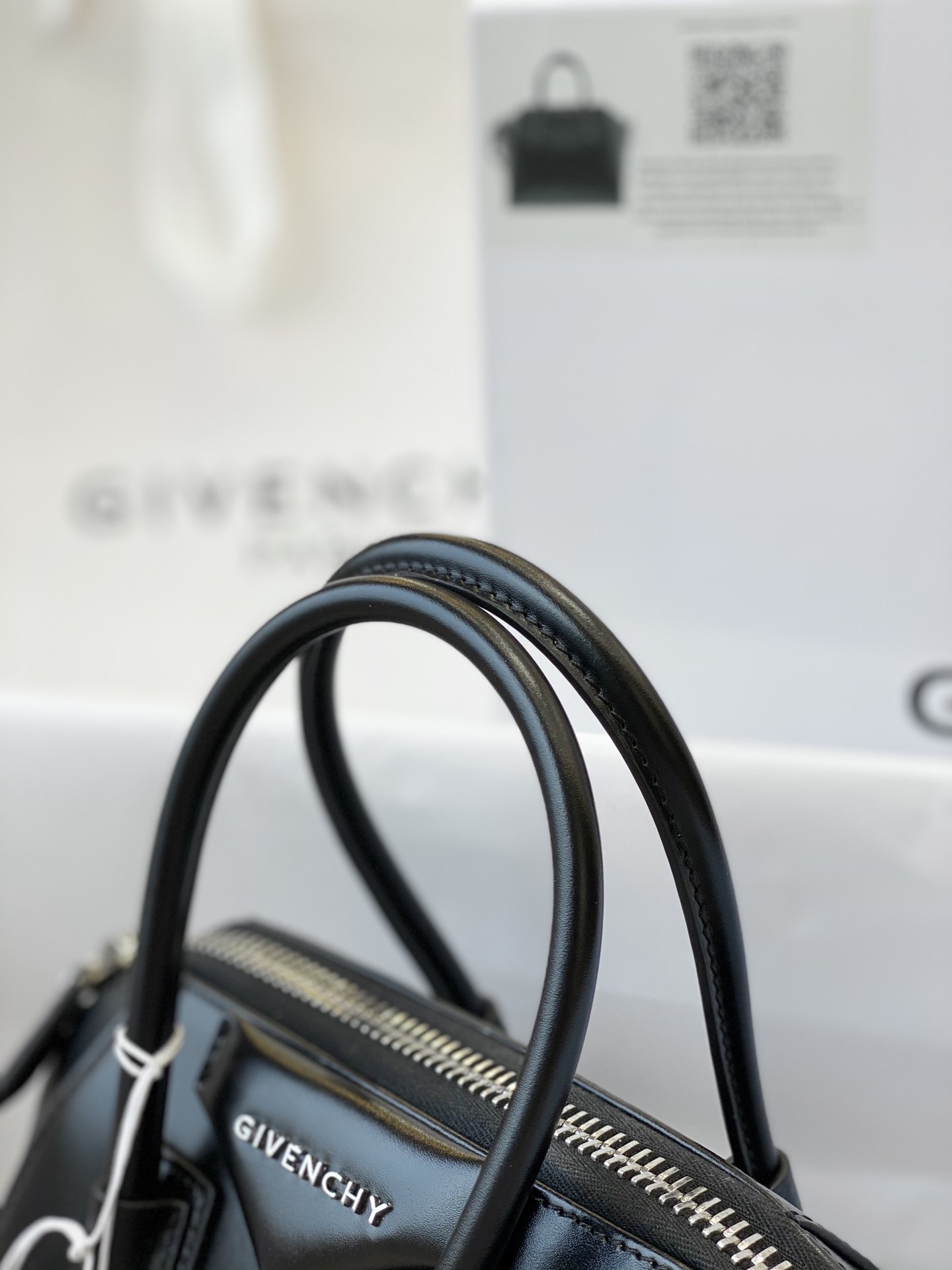 G1uenchy antigona tote