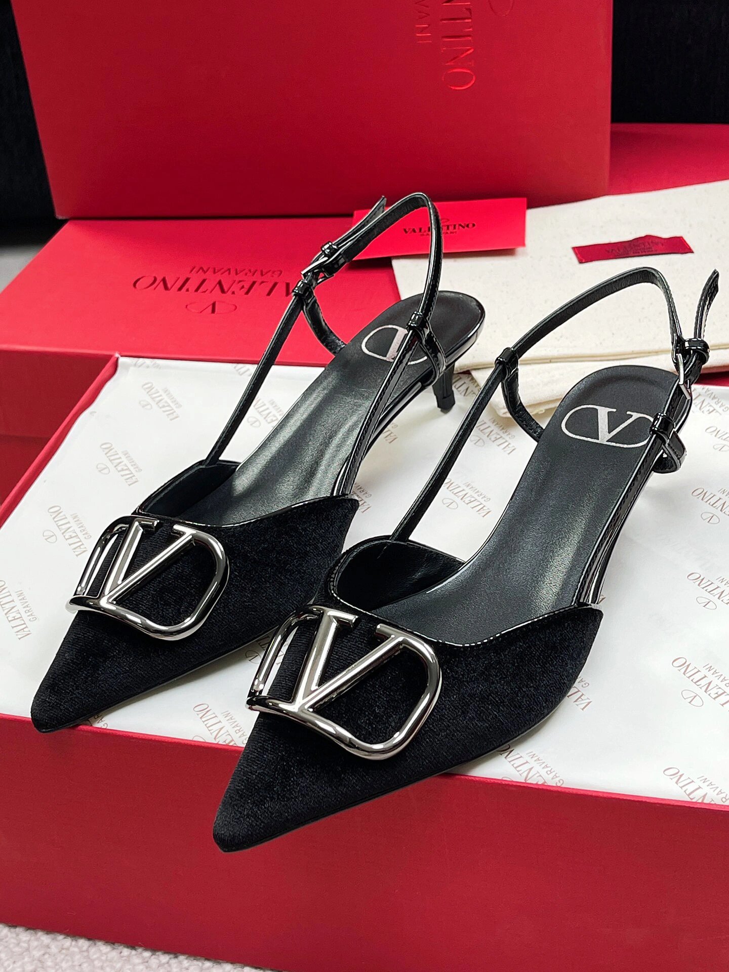 Va1e*ntin0 heels