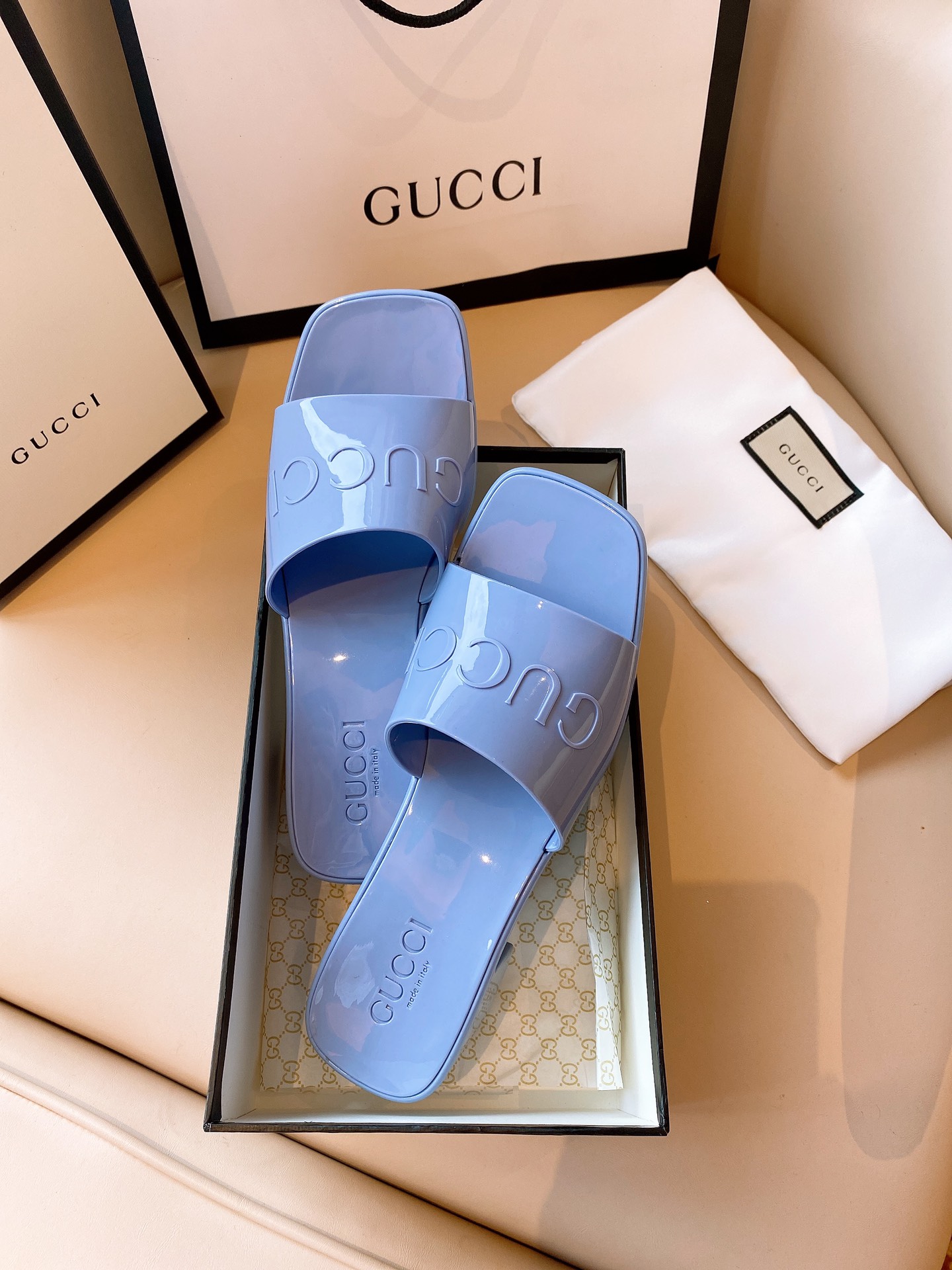 G*u*i sandals