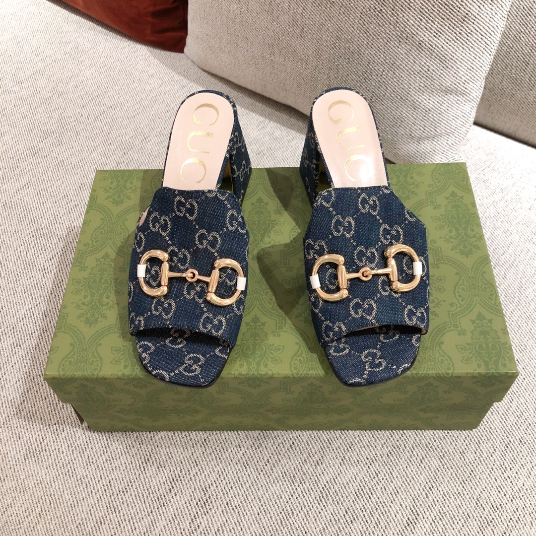 G*u*i sandals