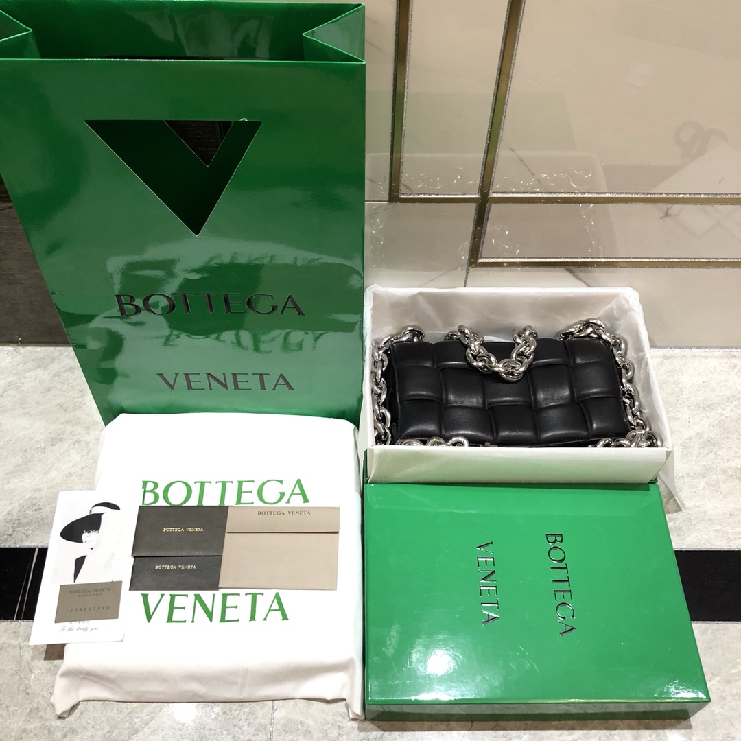 b0tte*a Ven*ta padded cassette bag-26*18*8cm