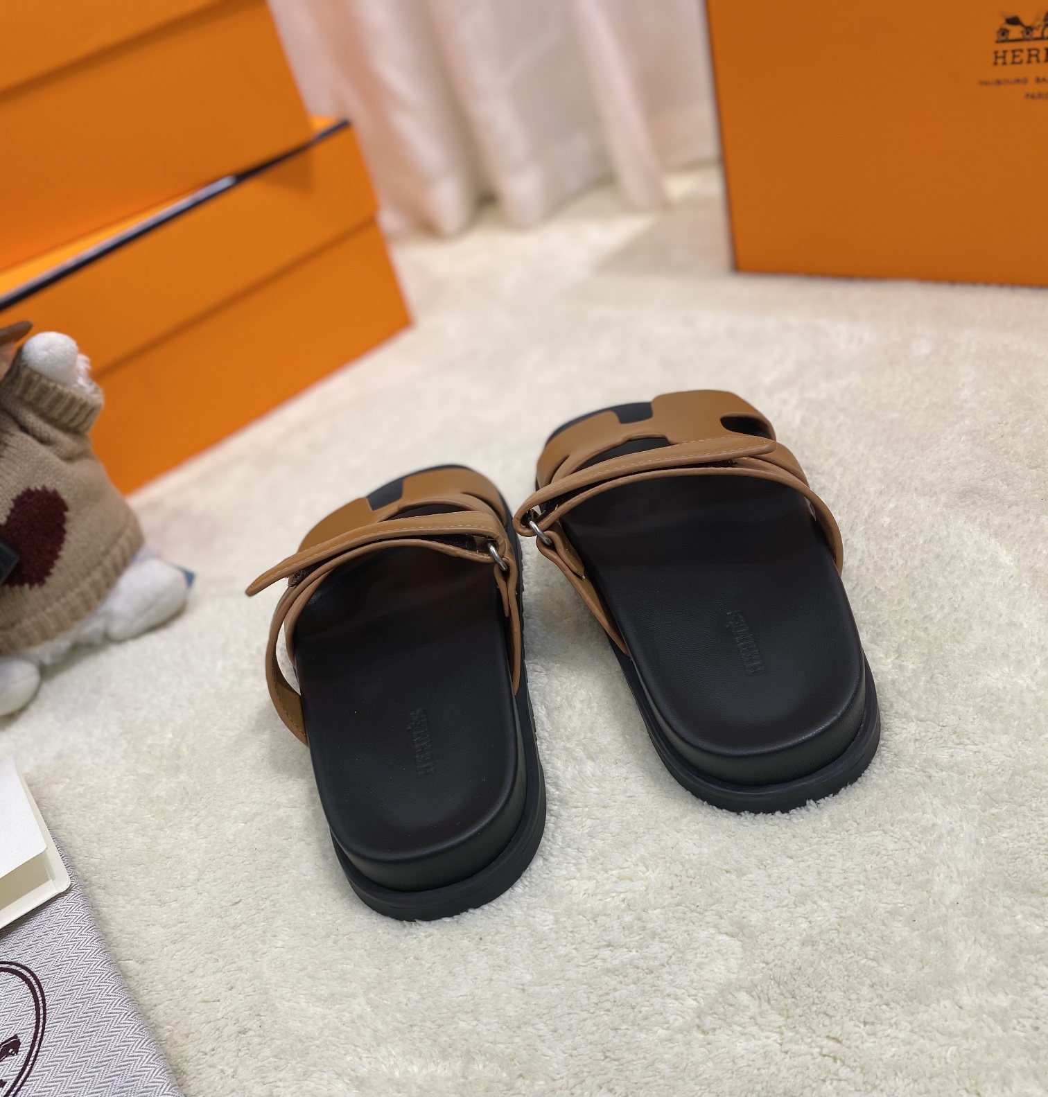 H**mes sandals