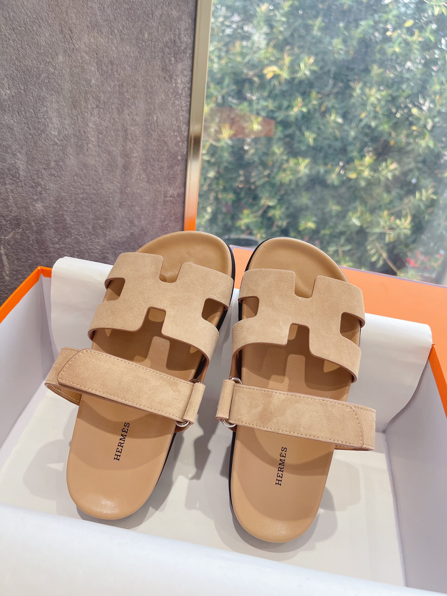 H**mes sandals