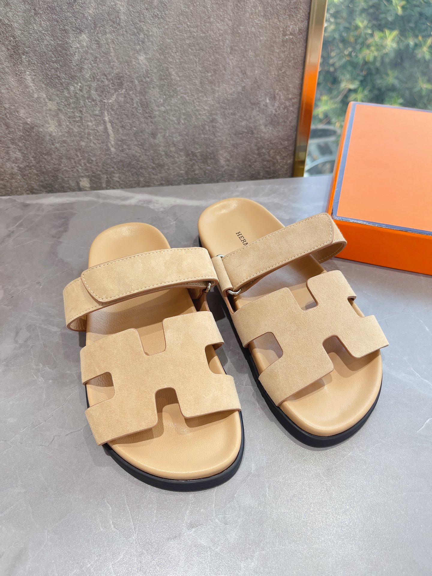 H**mes sandals
