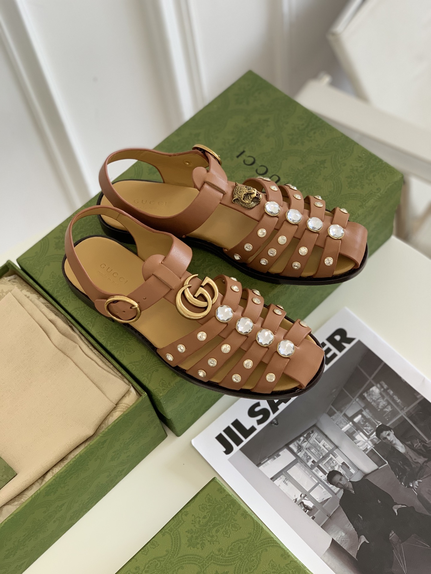 G*u*i sandals