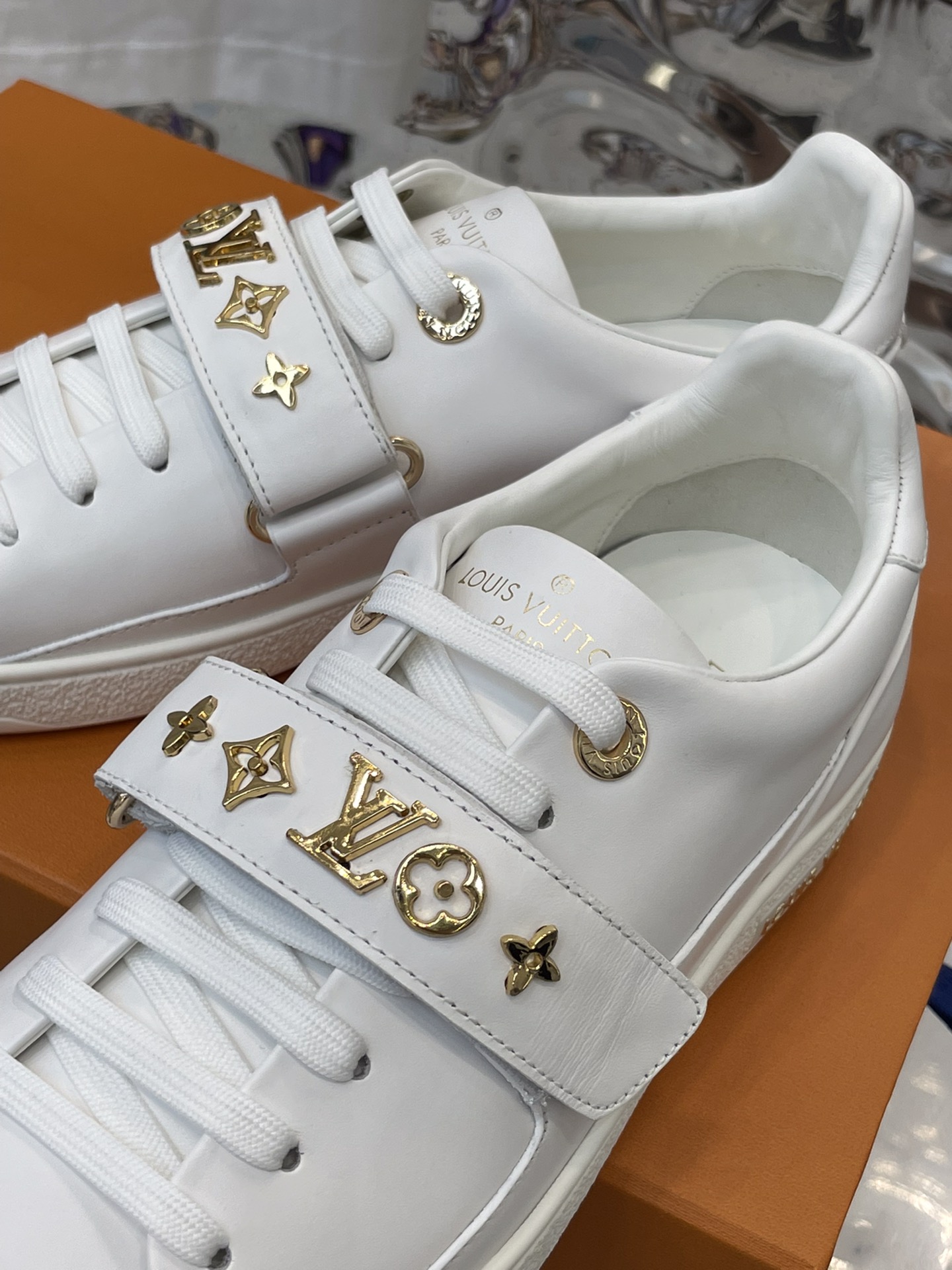 l0*is V*t0n sneakers