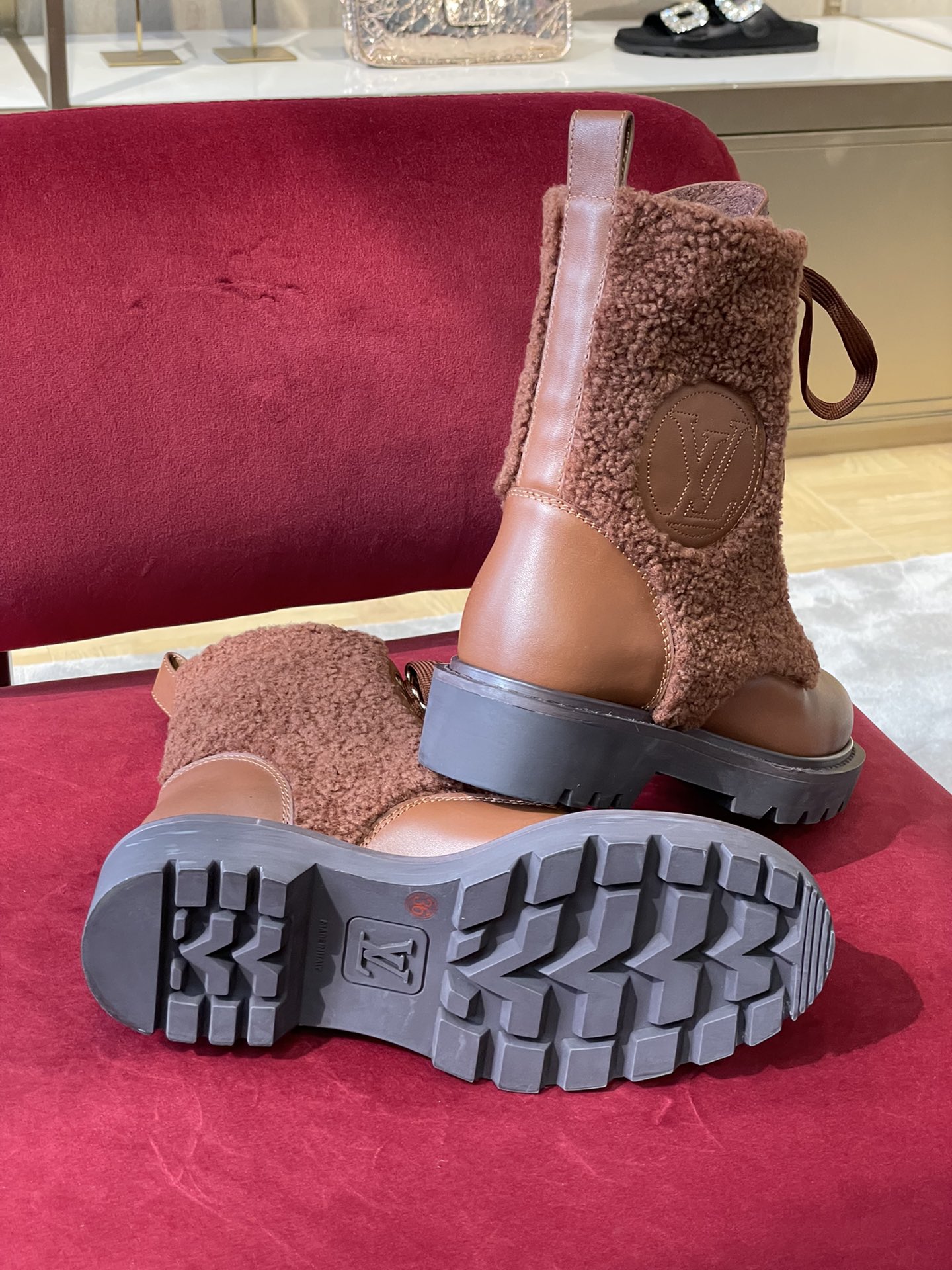 l0*is V*t0n boots
