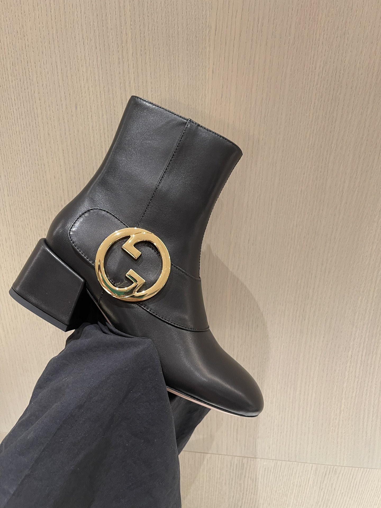 G*u*i boots