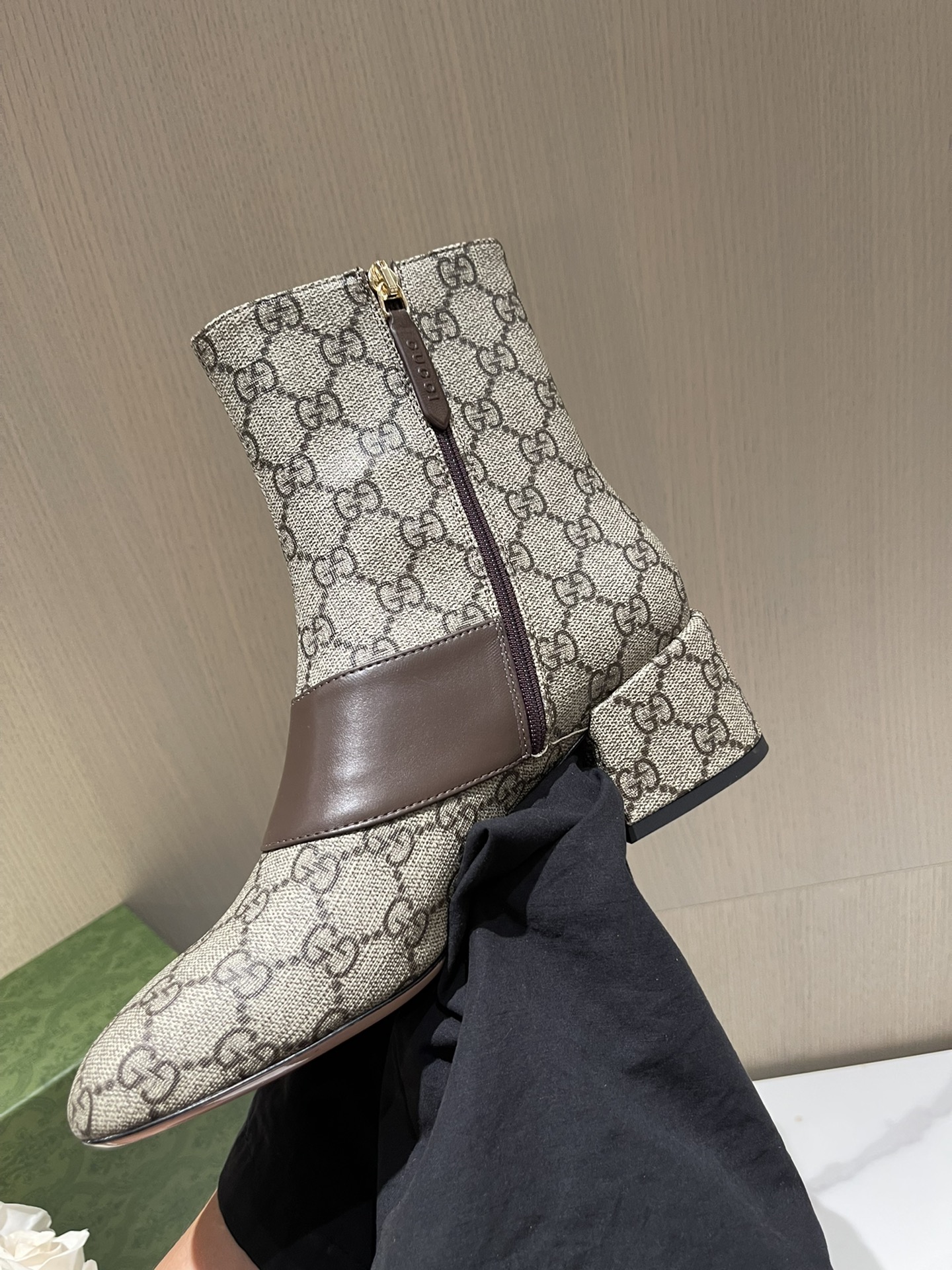 G*u*i boots
