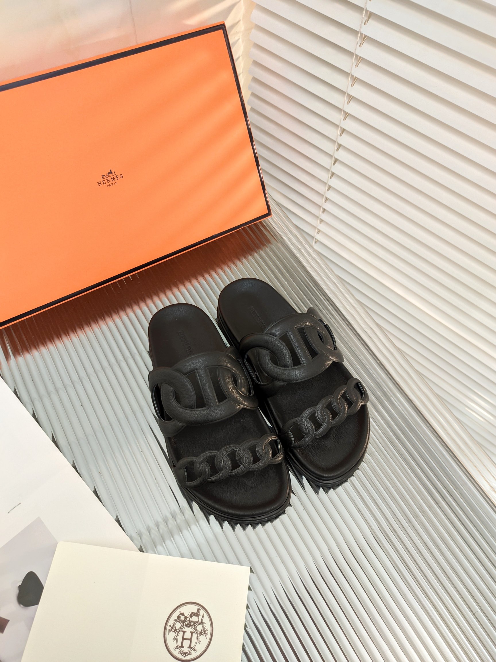 H**mes sandals