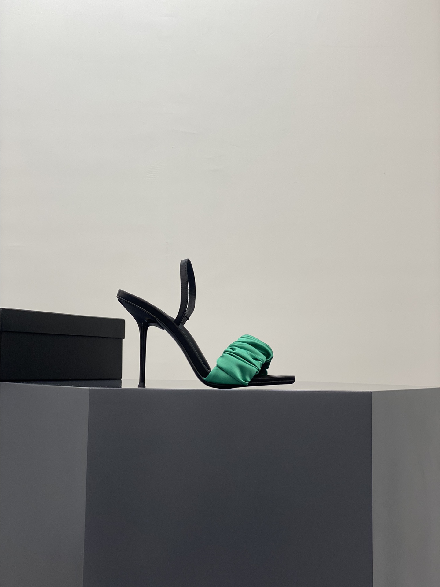 A1exa*der heels