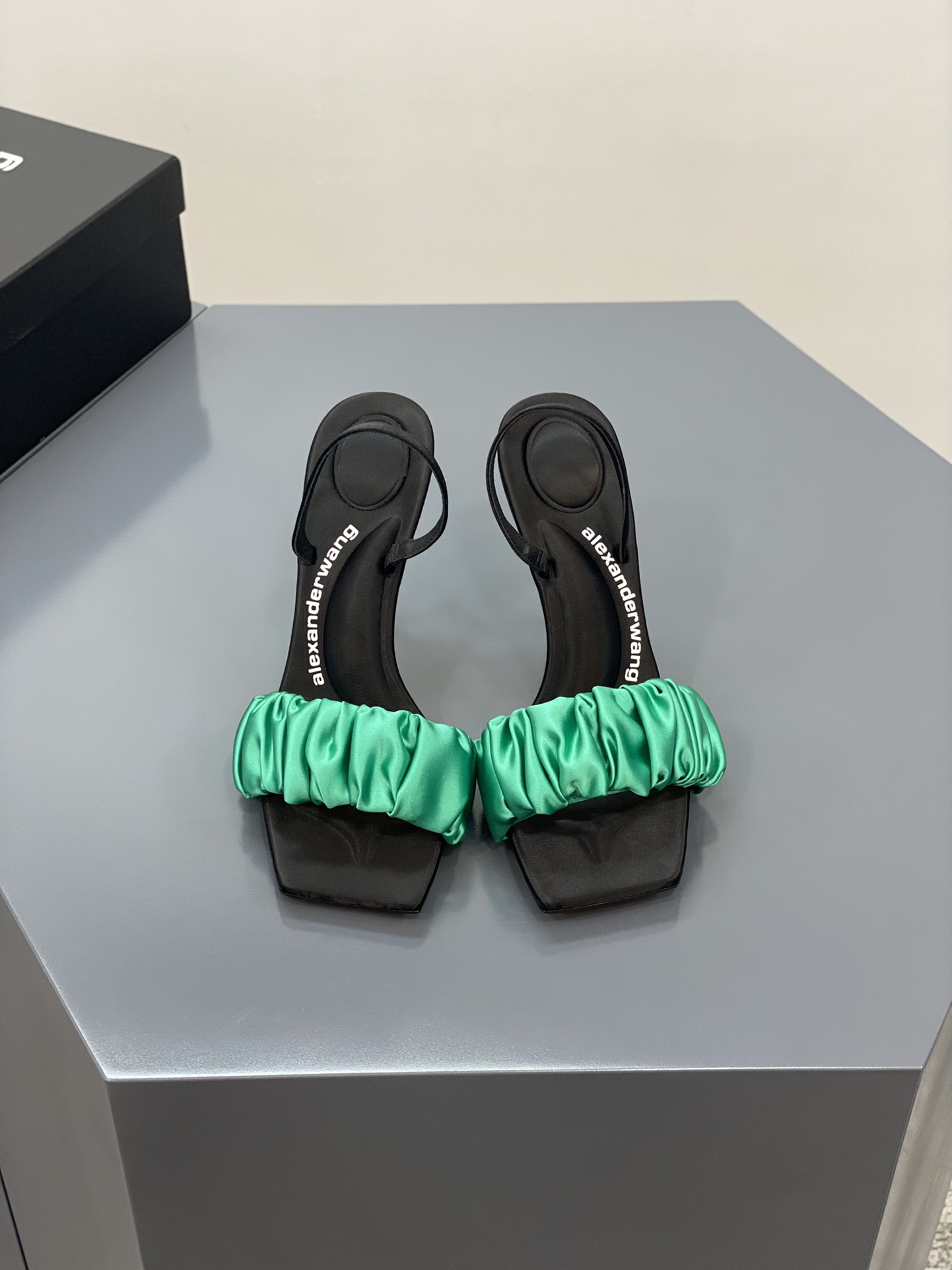 A1exa*der heels