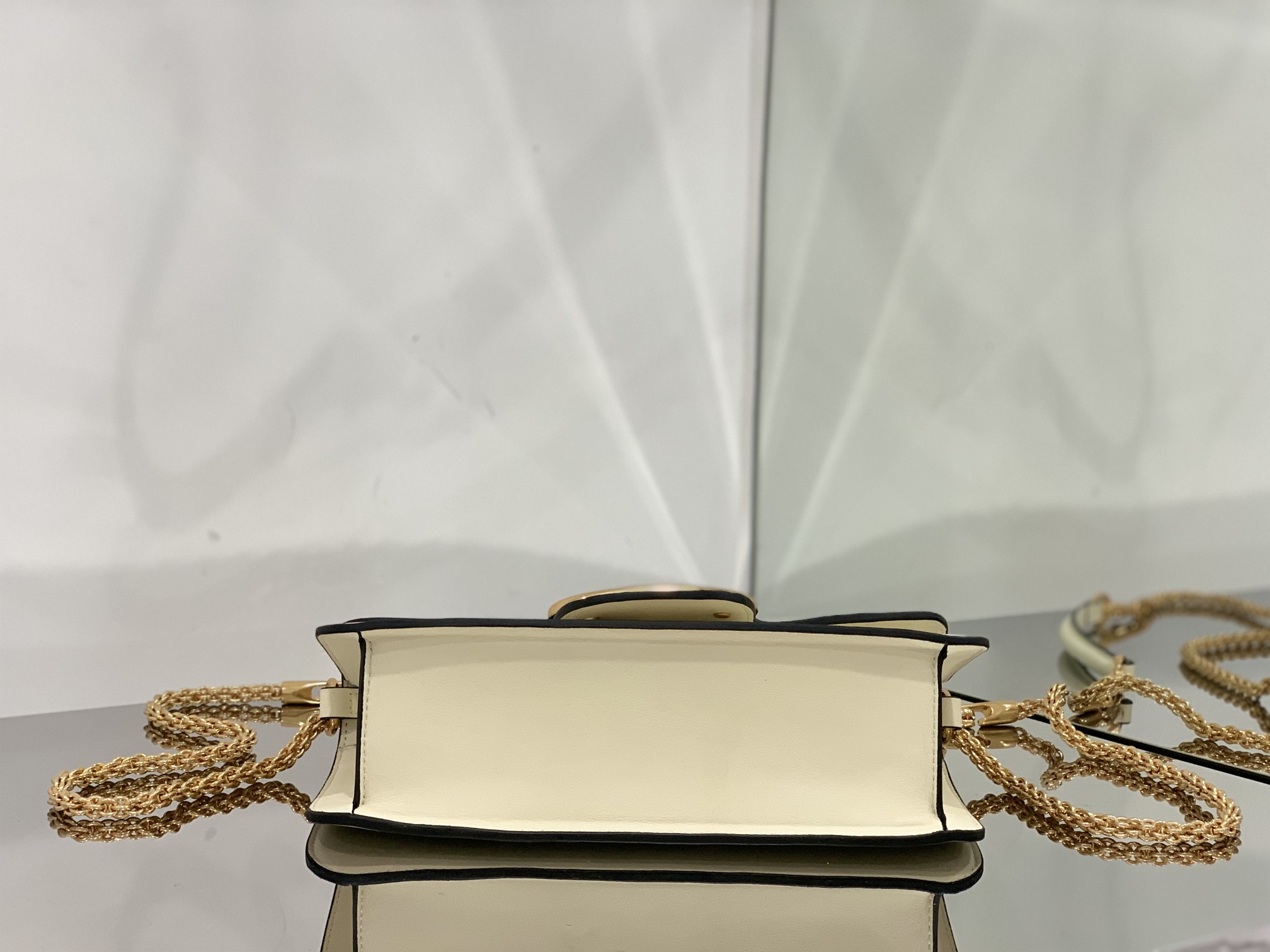 Va1e*ntin0 garavani locò shoulder bbag in calfskin with metallic vlogo-27*13*6cm