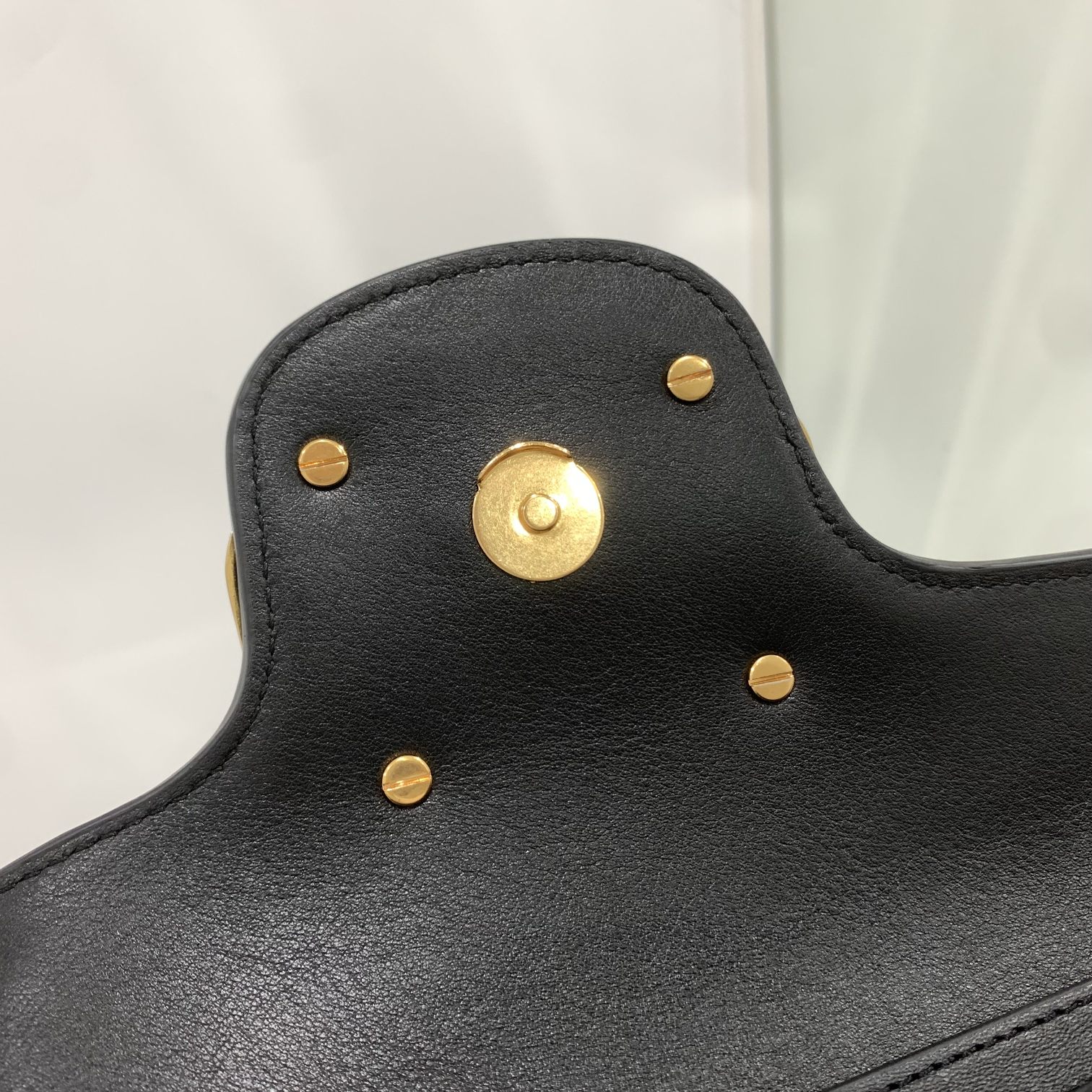 Va1e*ntin0 garavani locò shoulder bbag in calfskin with metallic vlogo-27*13*6cm