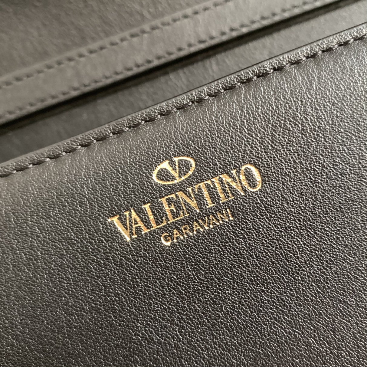 Va1e*ntin0 garavani locò shoulder bbag in calfskin with metallic vlogo-27*13*6cm