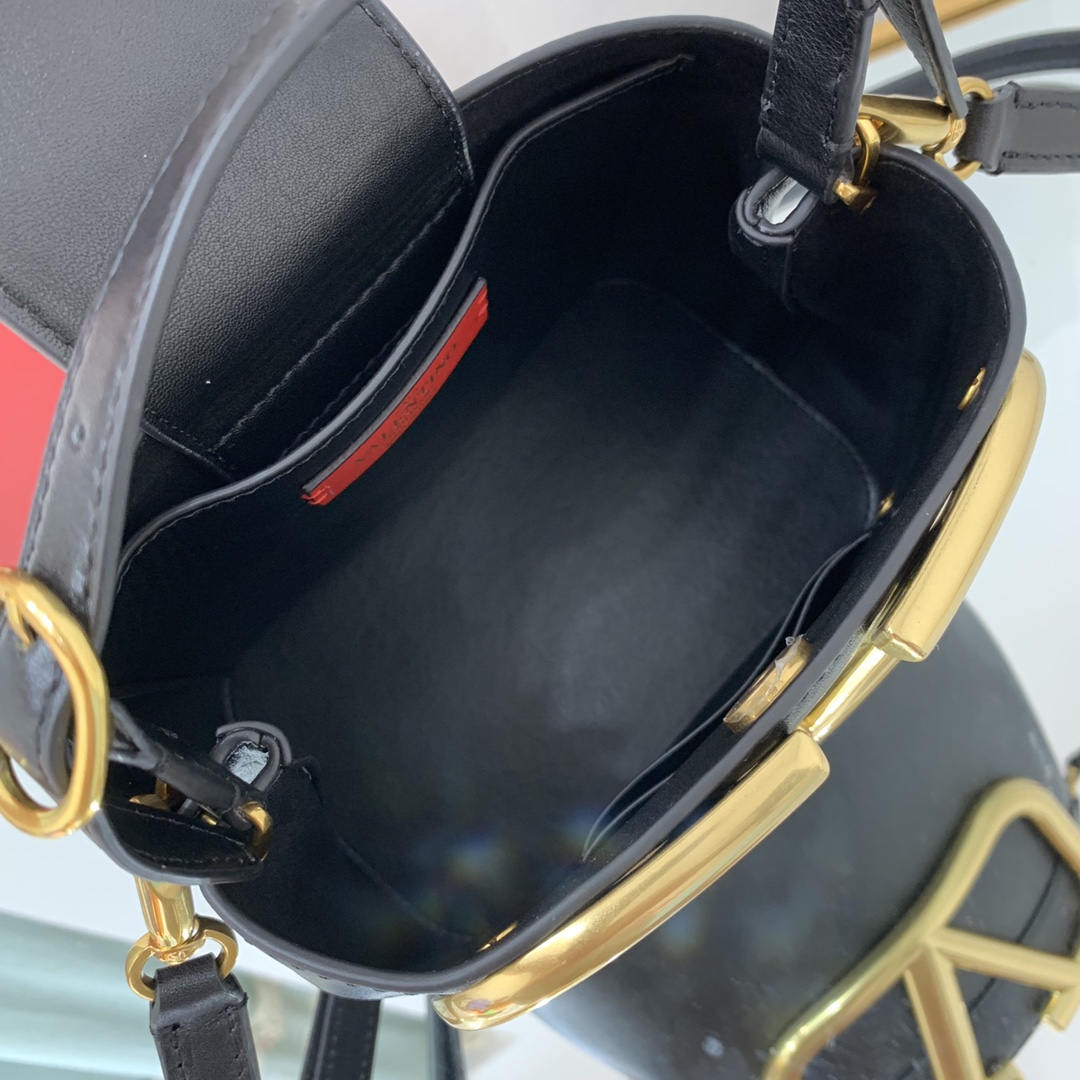 Va1e*ntin0 garavani s*pervee bag-20*19*12cm