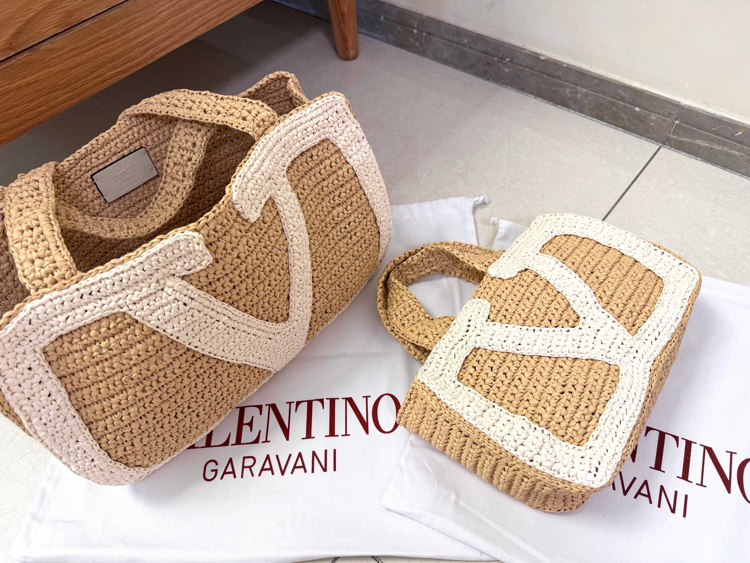 Va1e*ntin0 garavani viva tote bag