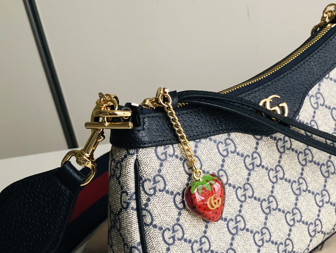 G*u*i chain bag-25*15*6cm