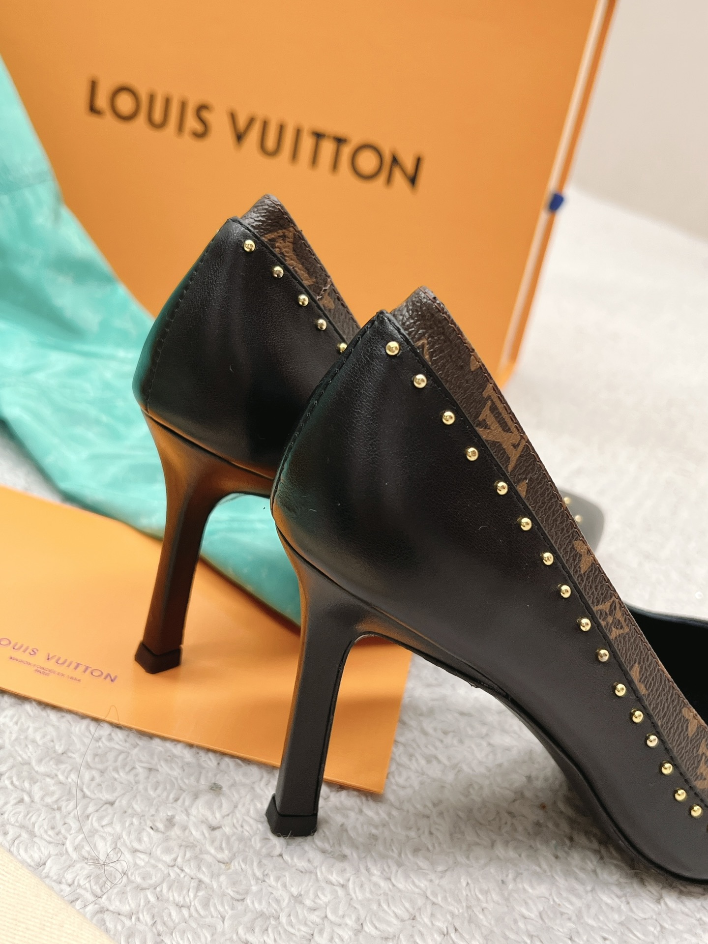 l0*is V*t0n heel-10.5cm