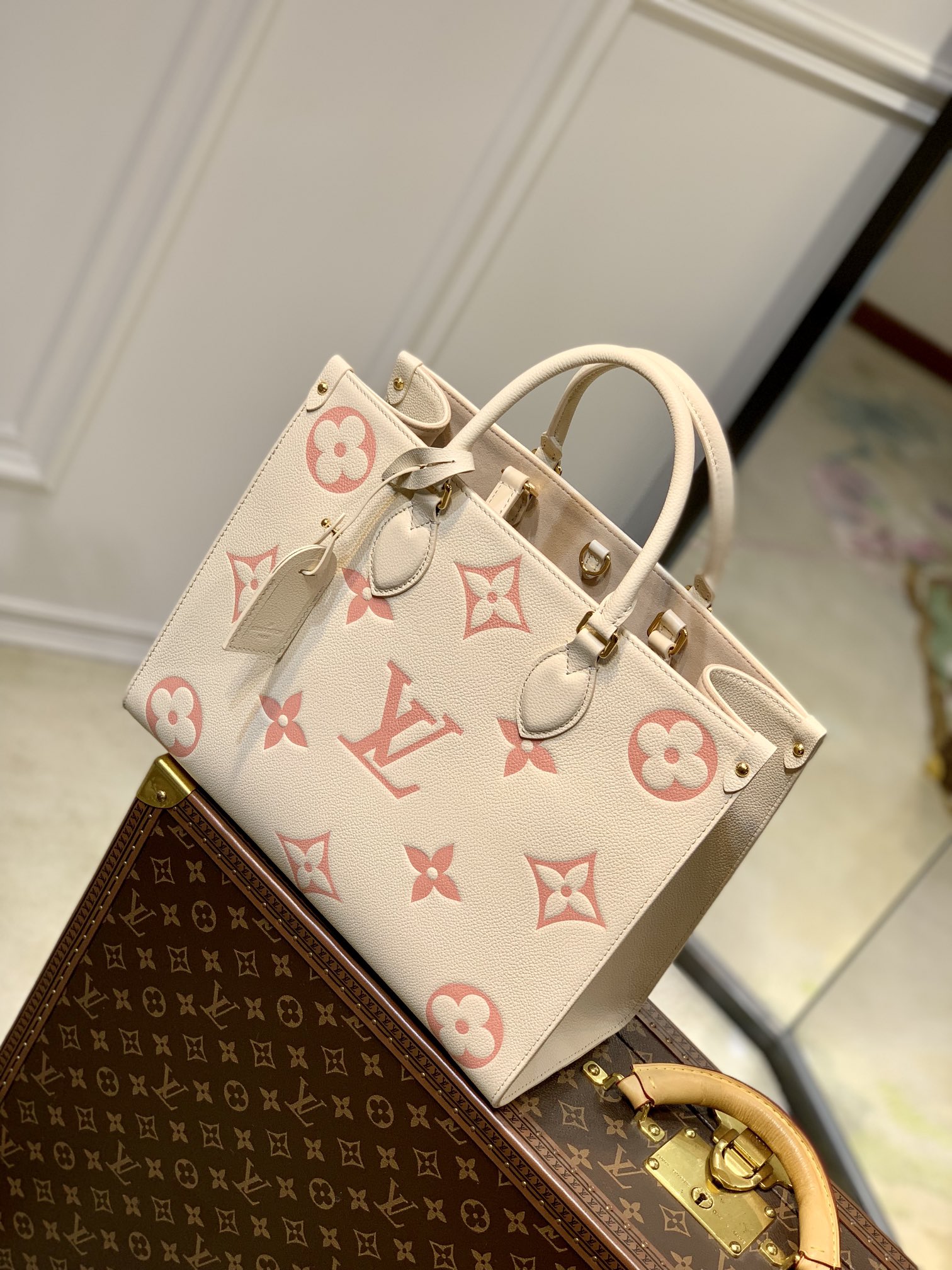 l0*is V*t0n x ykonthego handbag-35 x 27 x 14 cm