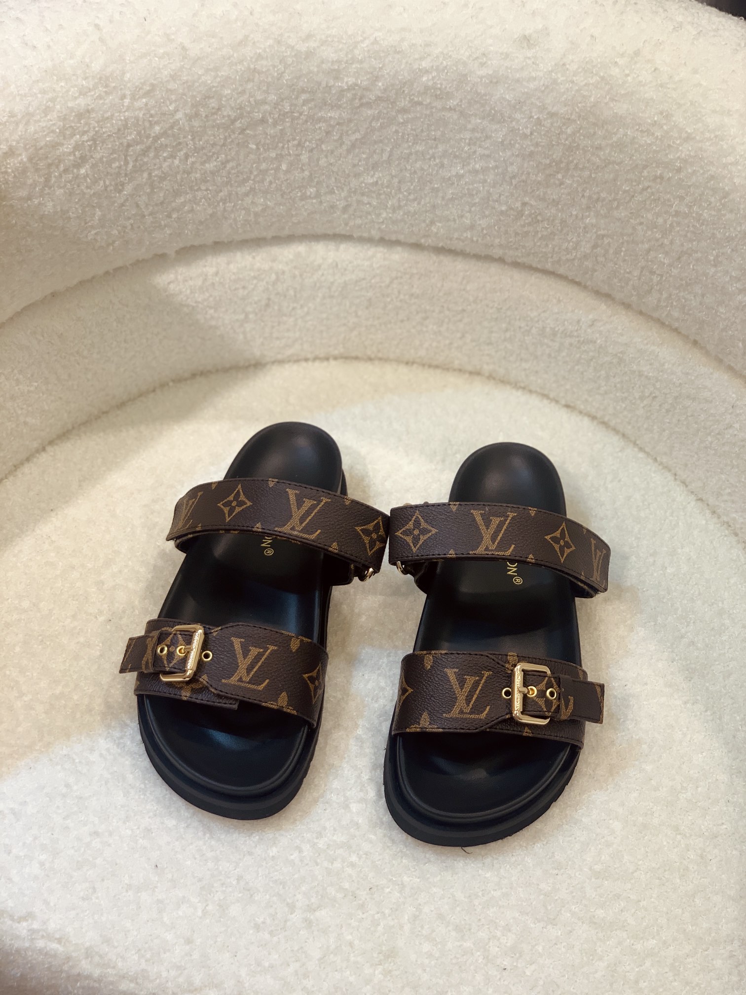 l0*is V*t0n sandals