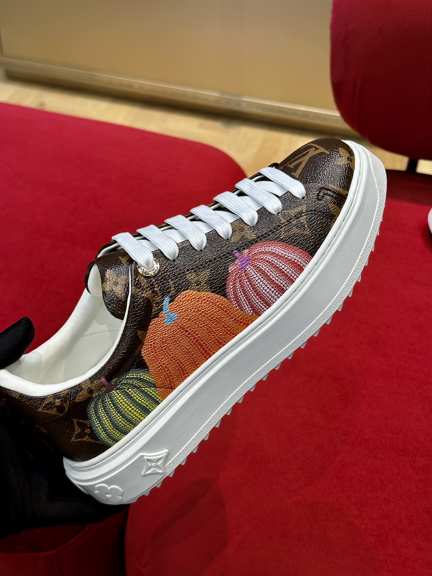 l0*is V*t0n time out sneaker