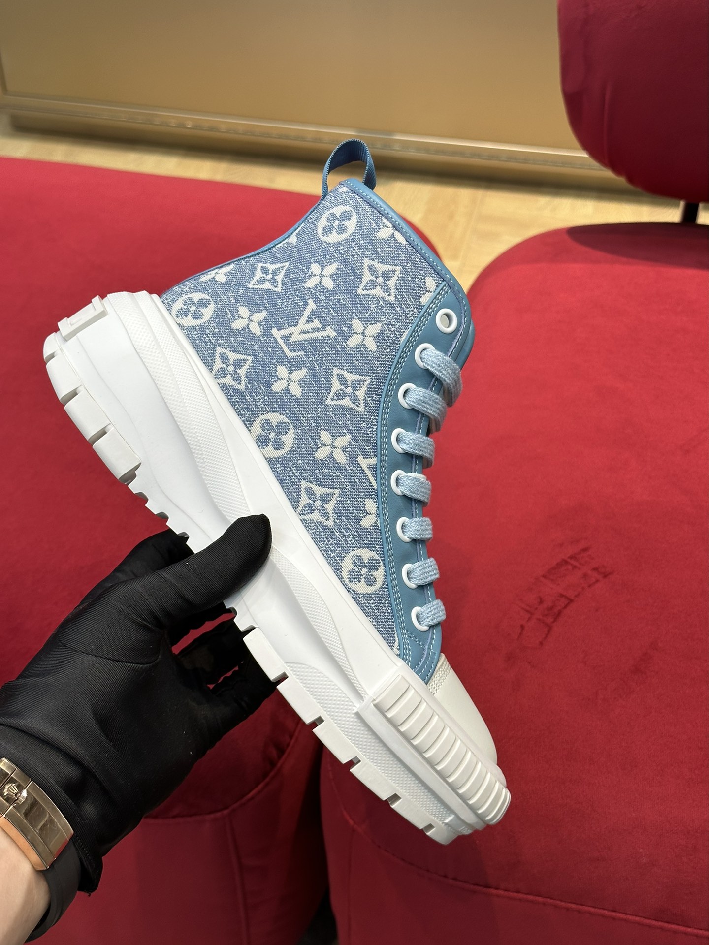 l0*is V*t0n squad sneaker