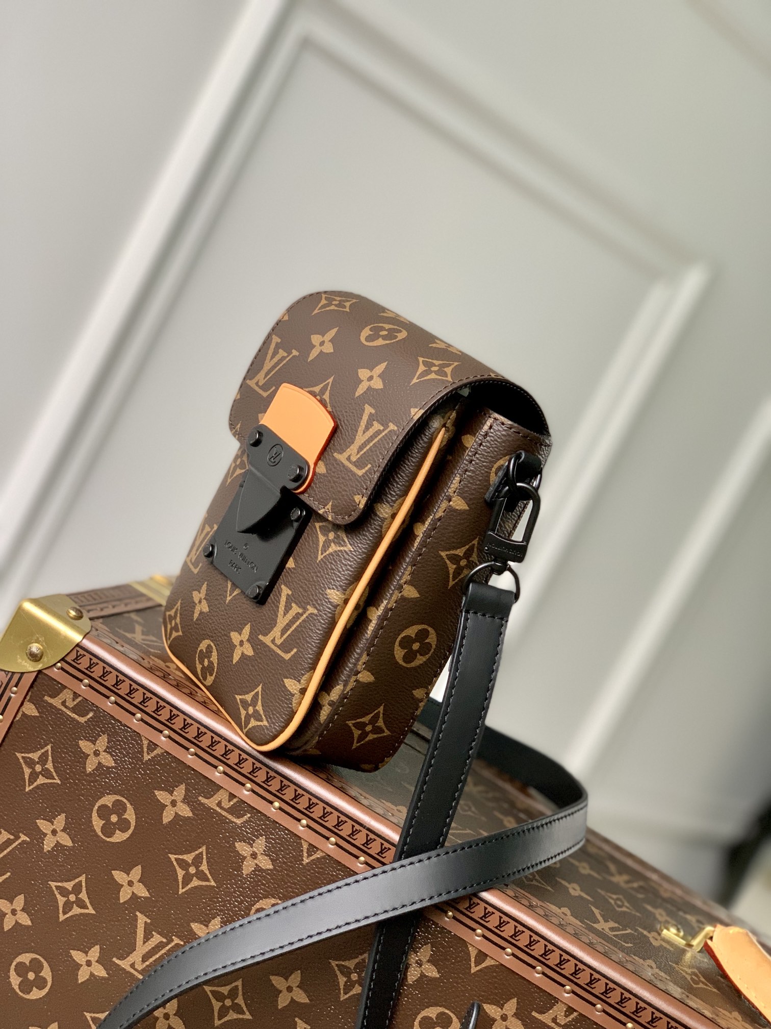 l0*is V*t0n s-lock vertical wearable handbag-12*19*7cm
