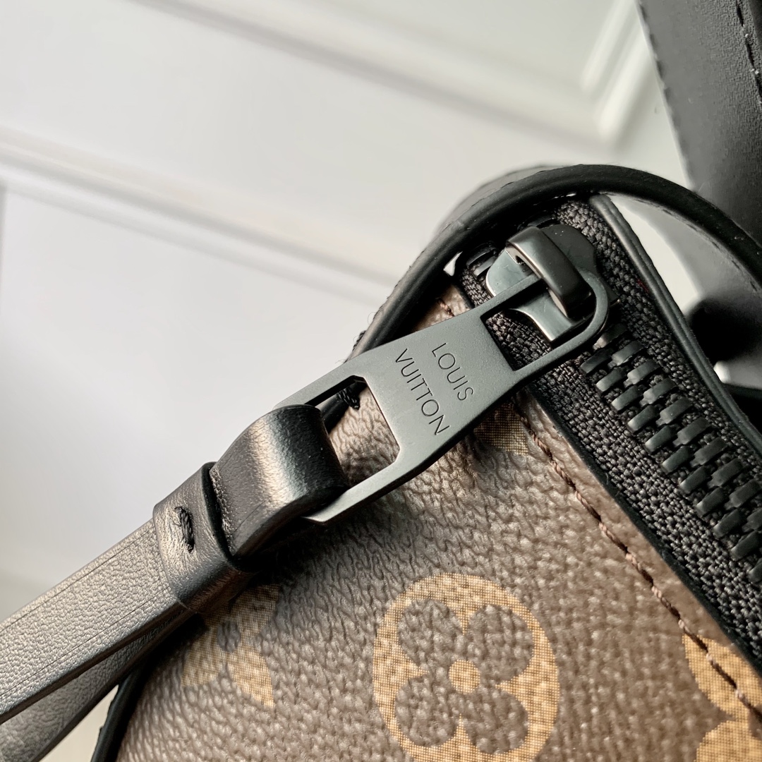 l0*is V*t0n moon crossbody bag-24.5 x 16 x 4.55cm