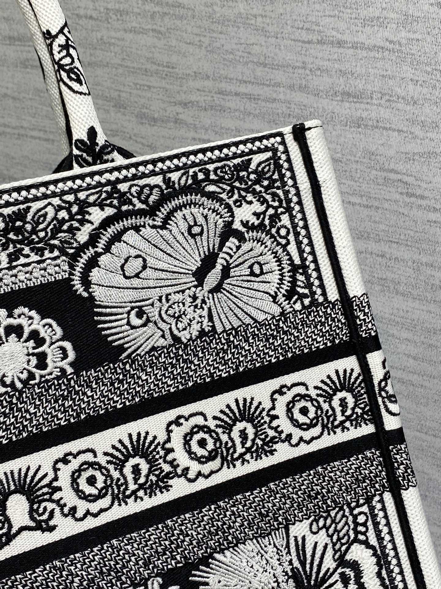 D*or small book tote-36.5cm