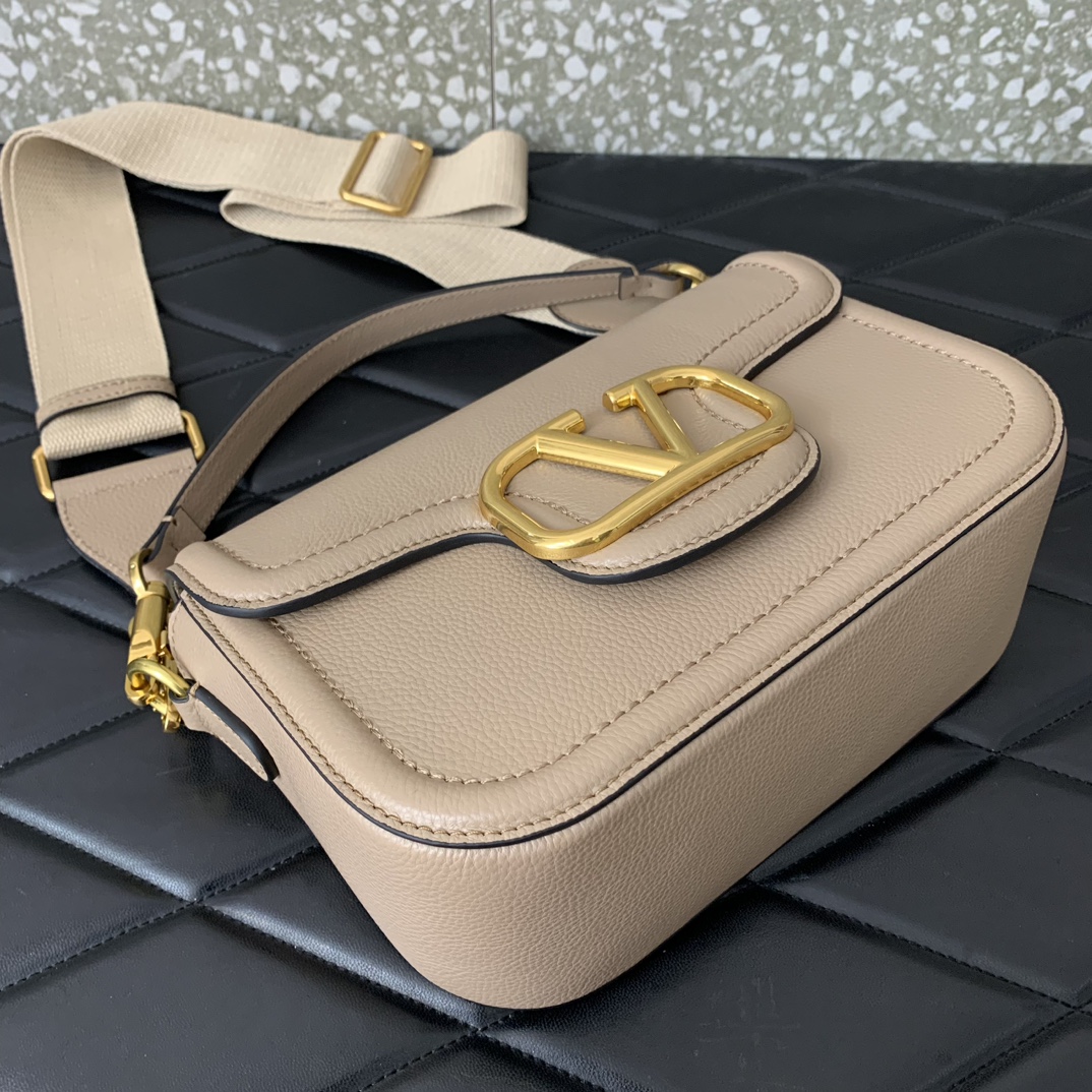 Va1e*ntin0 garavani allnite bag-23.5✖️18✖️8cm