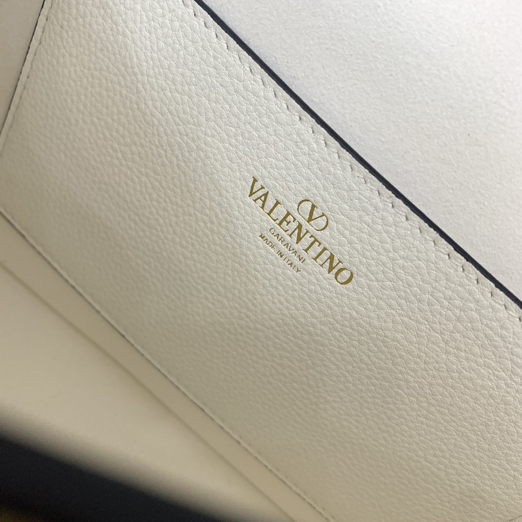 Va1e*ntin0 garavani allnite bag-23.5✖️18✖️8cm
