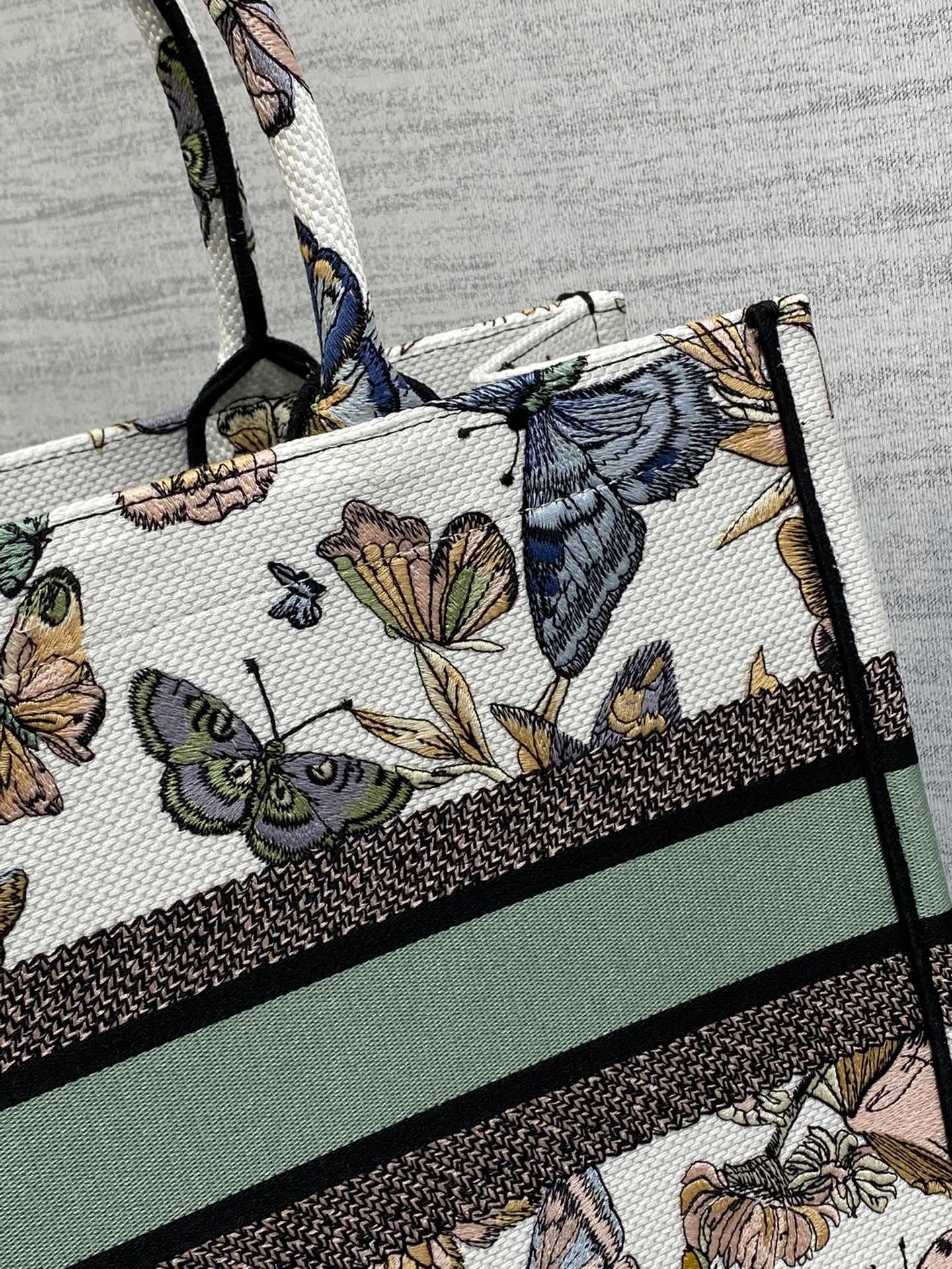 D*or small book tote-36.5cm