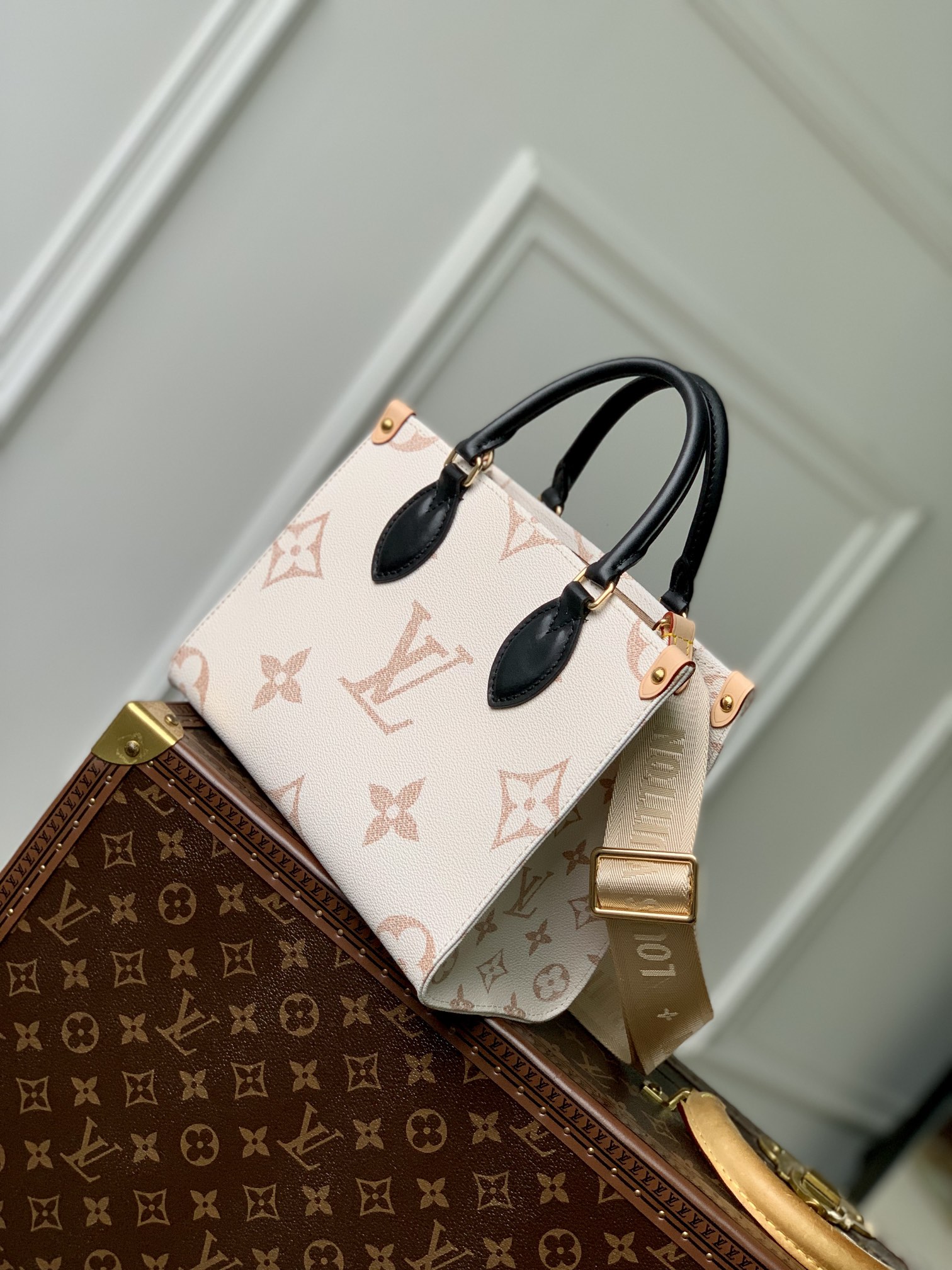 l0*is V*t0n onthego handbag-25*19*11.5 cm