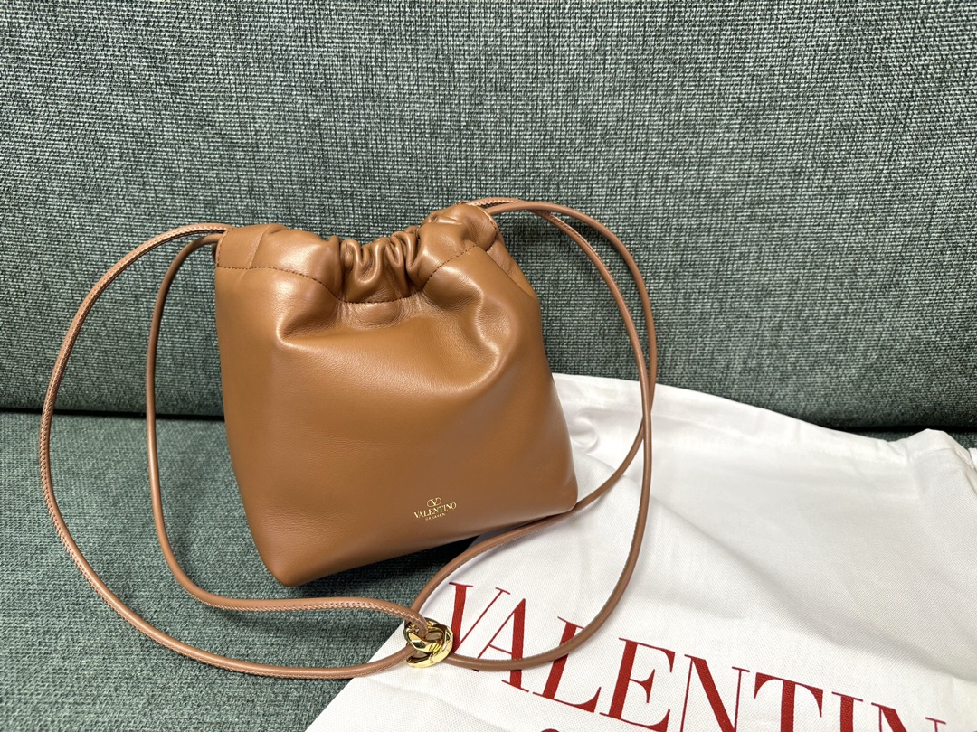 Va1e*ntin0 garavani vlogo pouf bag-20x17x8cm