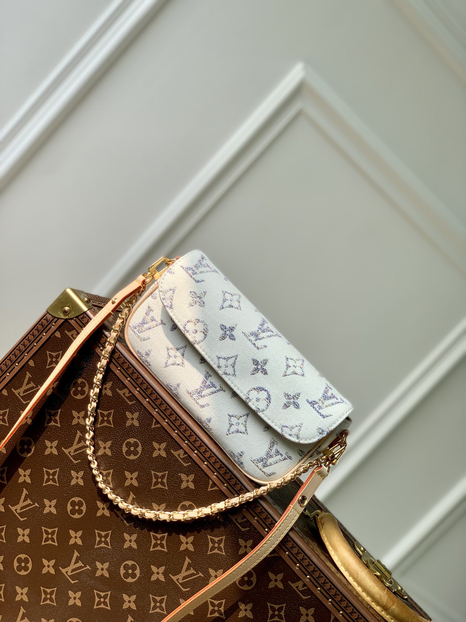 l0*is V*t0n wallet on chain ivy-23.5 x 12.0 x 4.3 cm
