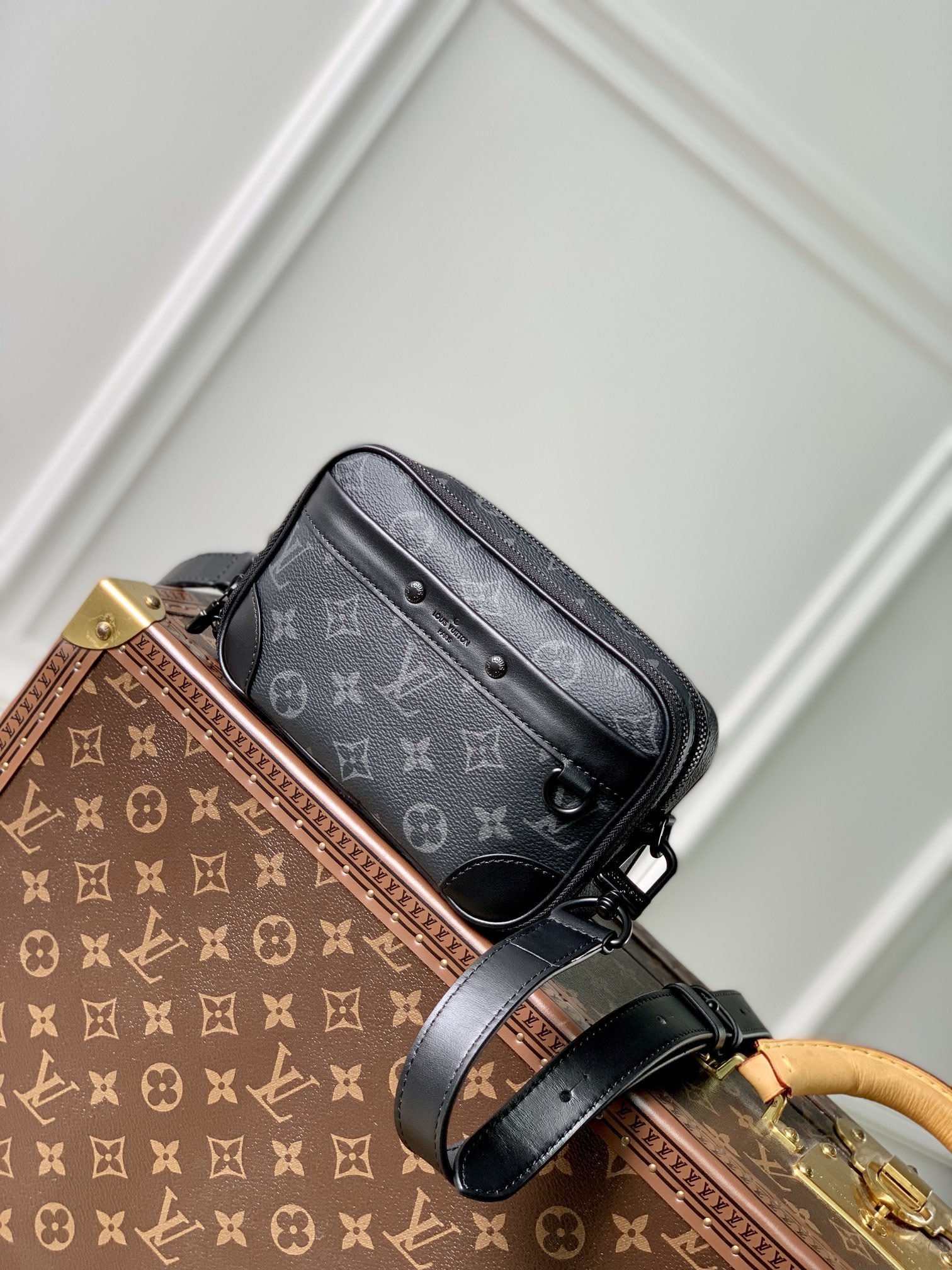 l0*is V*t0n neo alpha bag- m8254-11.0 x 18.5 x 6.5cm