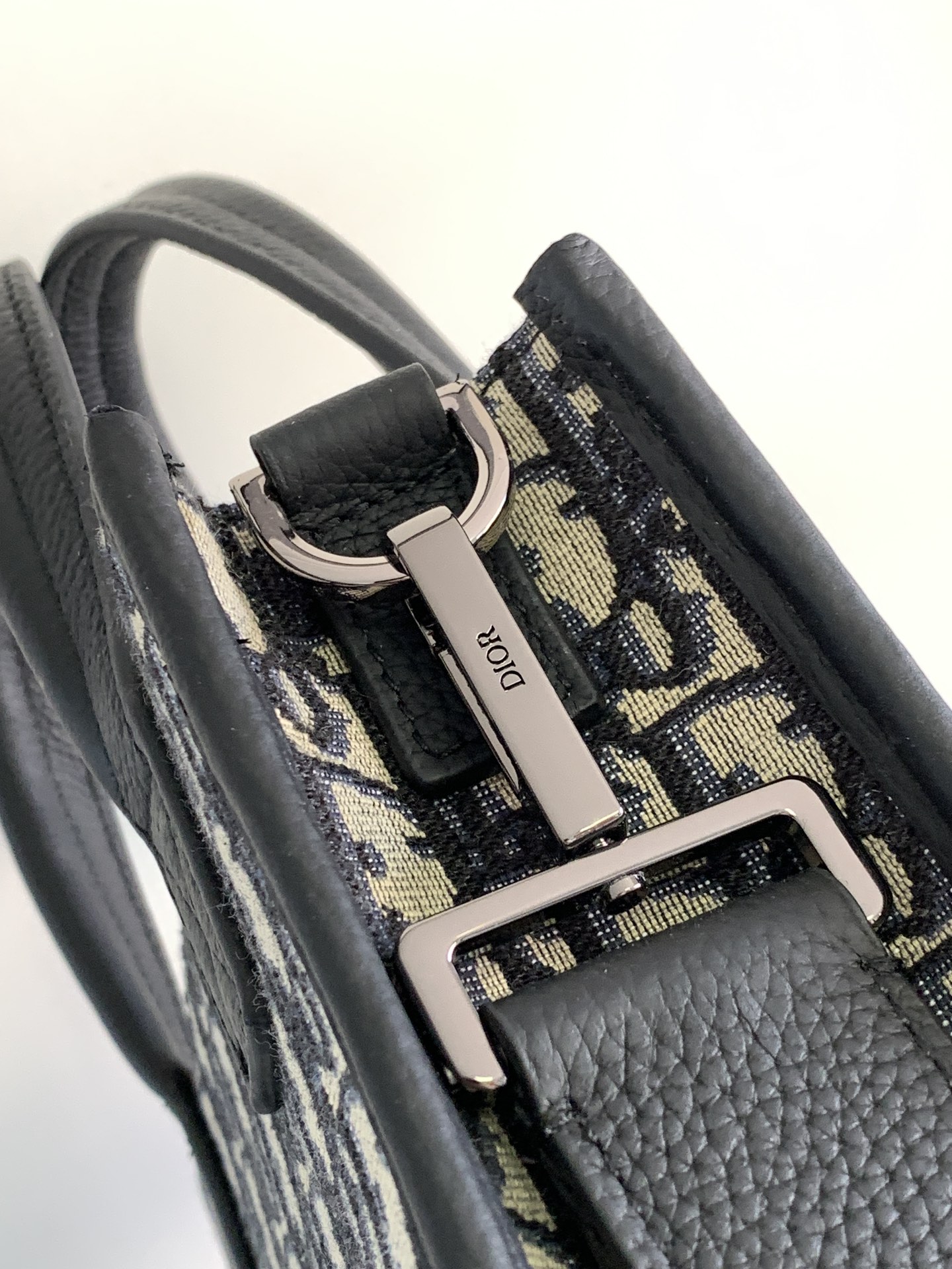 d*or safari Nor*h-south bag-21 x 23.5 x 7.5cm