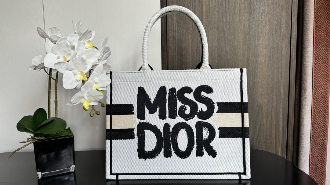 D*or small book tote-36.5cm