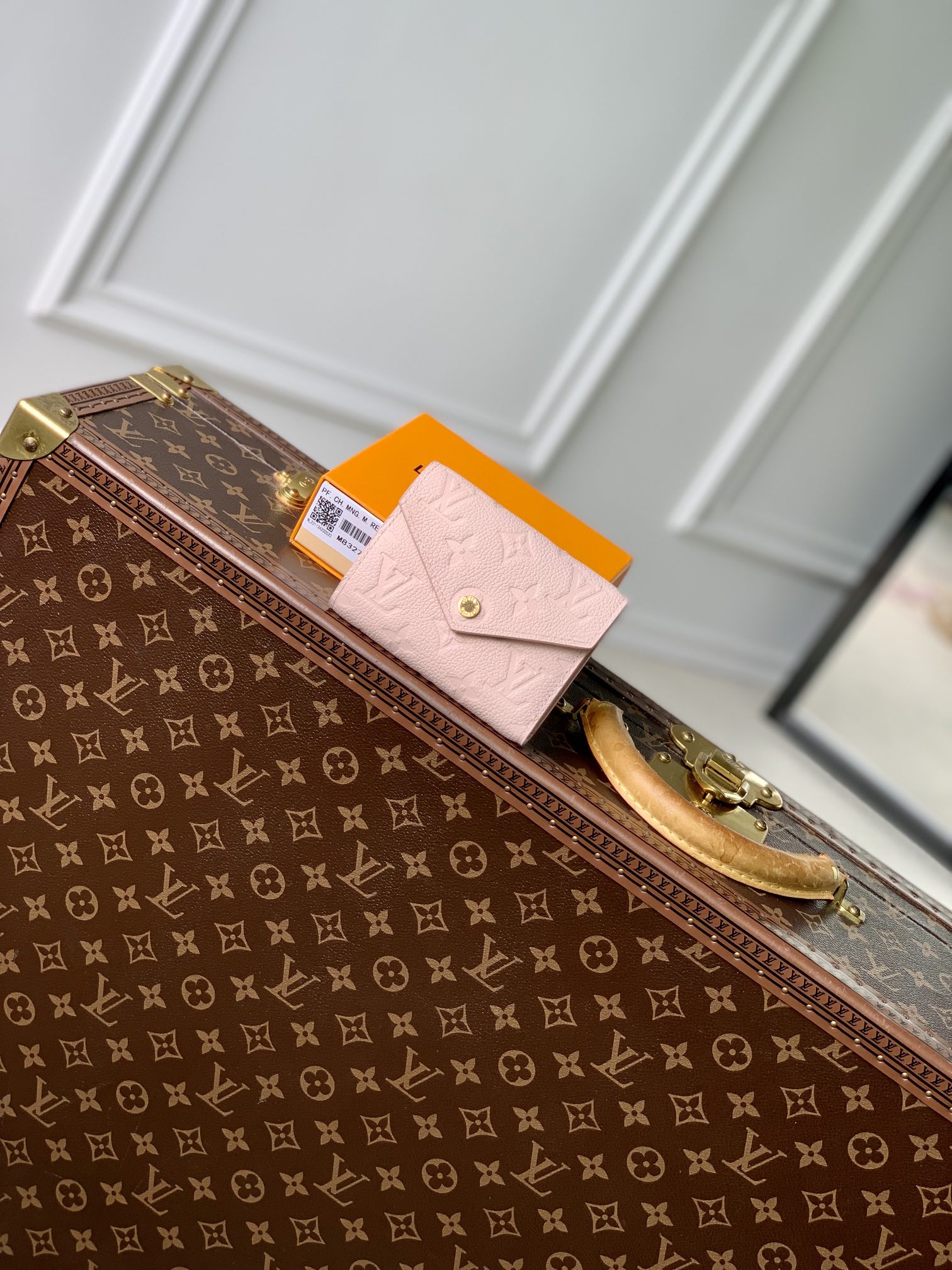 l0*is V*t0n wallet