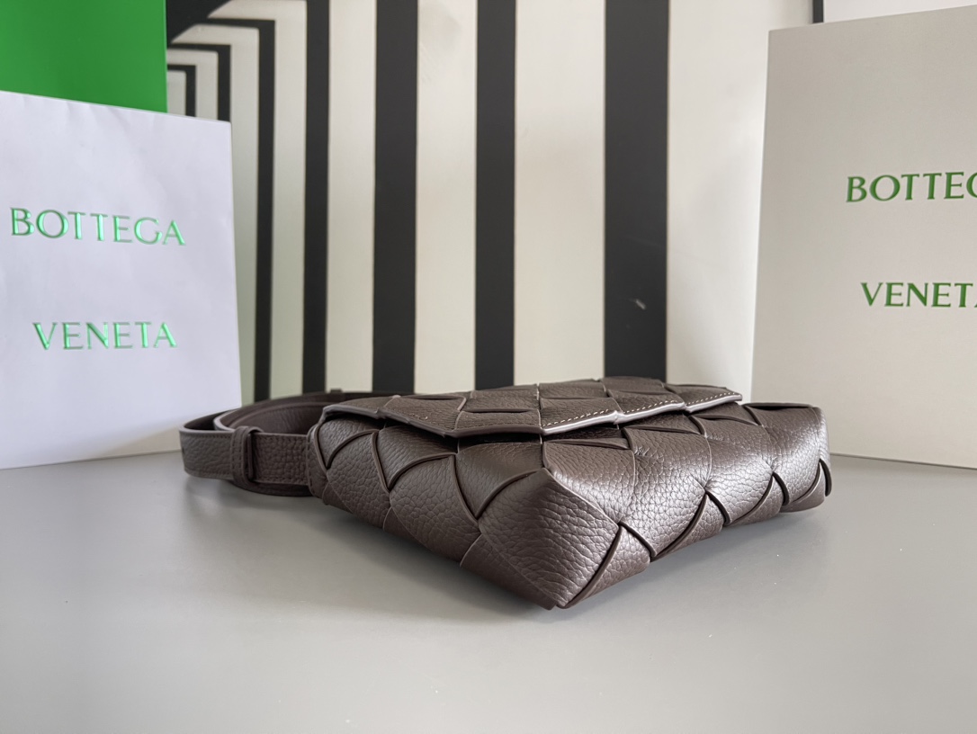 b0tte*a Ven*ta diago pouch-25x16.5x2cm