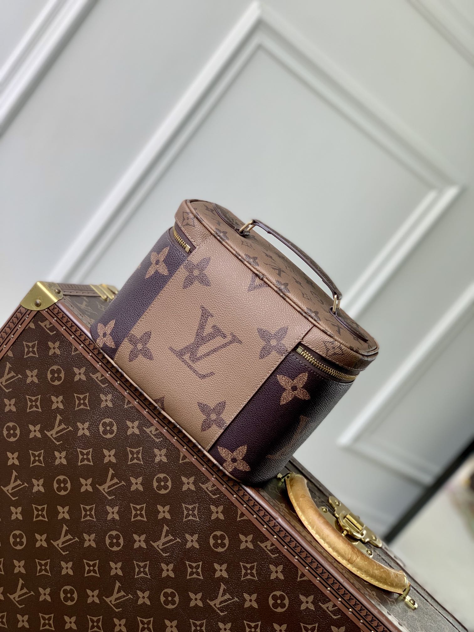 l0*is V*t0n nice bb cosmetis bag-18 x 14.5 x 24cm